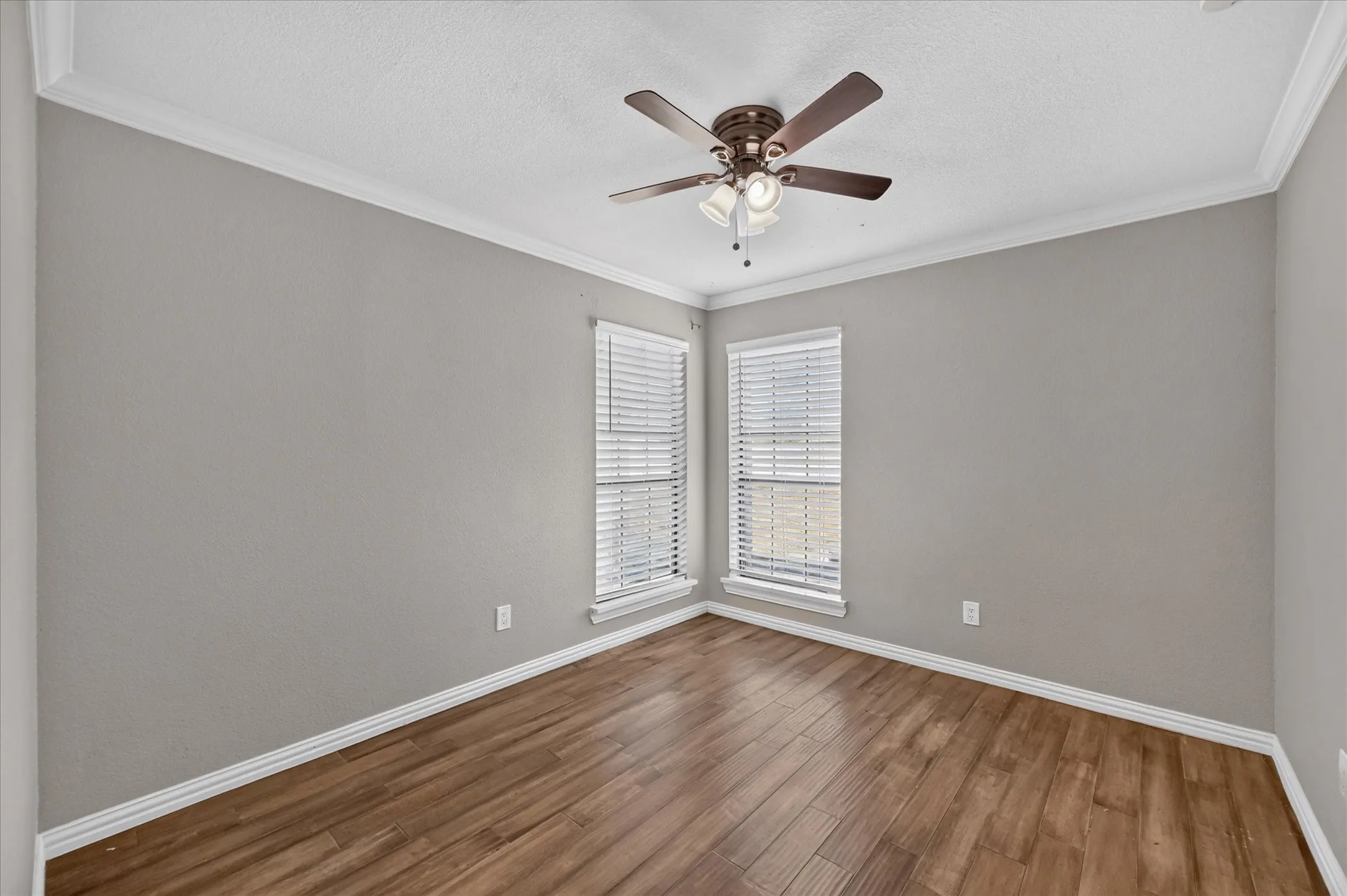Single Family Residence For Sale in Tarrant County , 806 Creekside Drive, Euless, Texas 76040, 3 Bedroom, 2 Bathroom, 2 Garage spaces, 1,735 Sqft, built in 1984, mls#21387503, Real Estate Agent in Euless, Homes For Sale in Tarrant county, Homes For Sale in Euless, Realtor in Euless Texas, Real Estate Brokerage Independent Realty Texas, Luminita Cordes Realtor