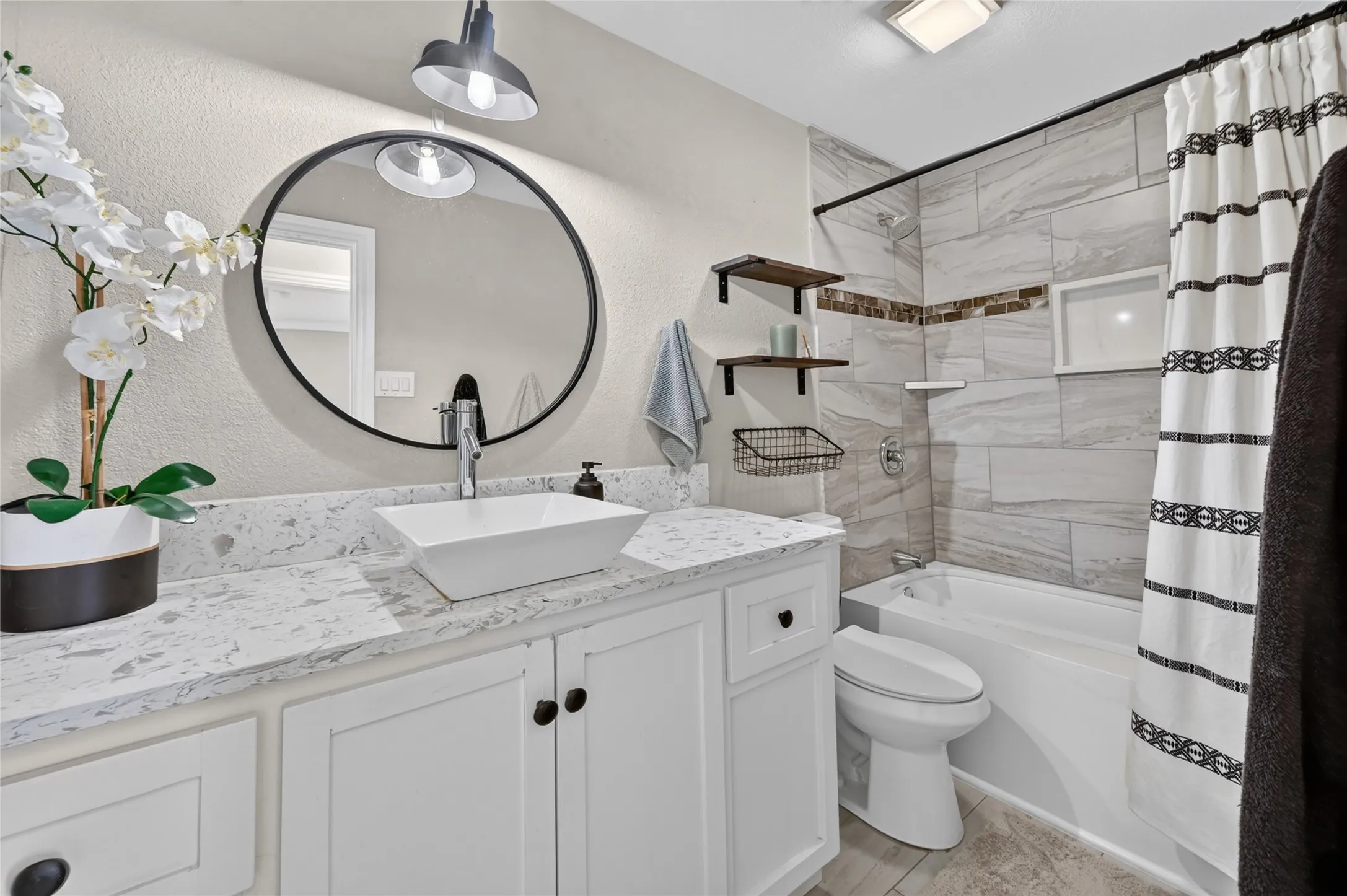 Single Family Residence For Sale in Tarrant County , 806 Creekside Drive, Euless, Texas 76040, 3 Bedroom, 2 Bathroom, 2 Garage spaces, 1,735 Sqft, built in 1984, mls#21387503, Real Estate Agent in Euless, Homes For Sale in Tarrant county, Homes For Sale in Euless, Realtor in Euless Texas, Real Estate Brokerage Independent Realty Texas, Luminita Cordes Realtor
