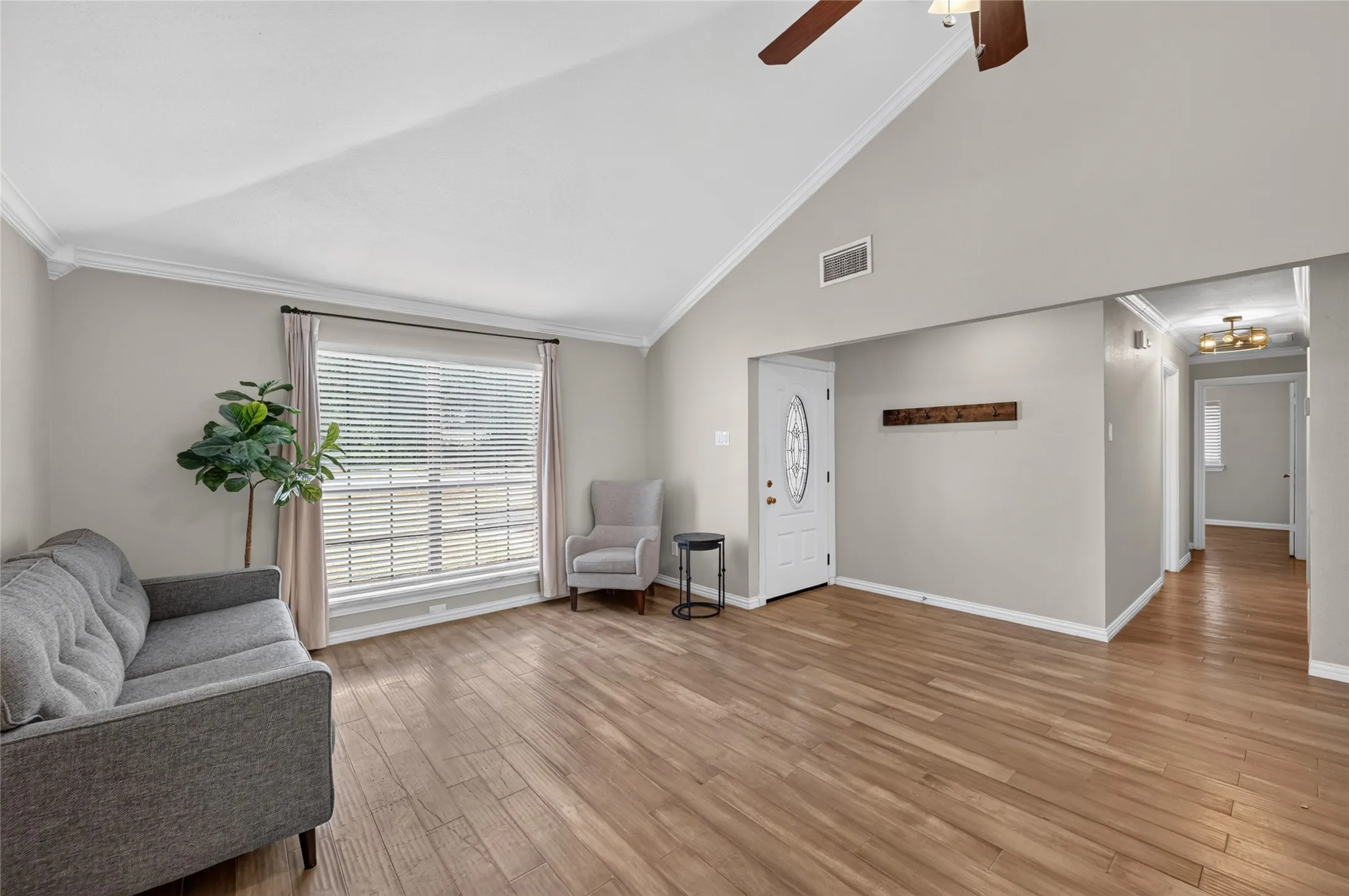 Single Family Residence For Sale in Tarrant County , 806 Creekside Drive, Euless, Texas 76040, 3 Bedroom, 2 Bathroom, 2 Garage spaces, 1,735 Sqft, built in 1984, mls#21387503, Real Estate Agent in Euless, Homes For Sale in Tarrant county, Homes For Sale in Euless, Realtor in Euless Texas, Real Estate Brokerage Independent Realty Texas, Luminita Cordes Realtor