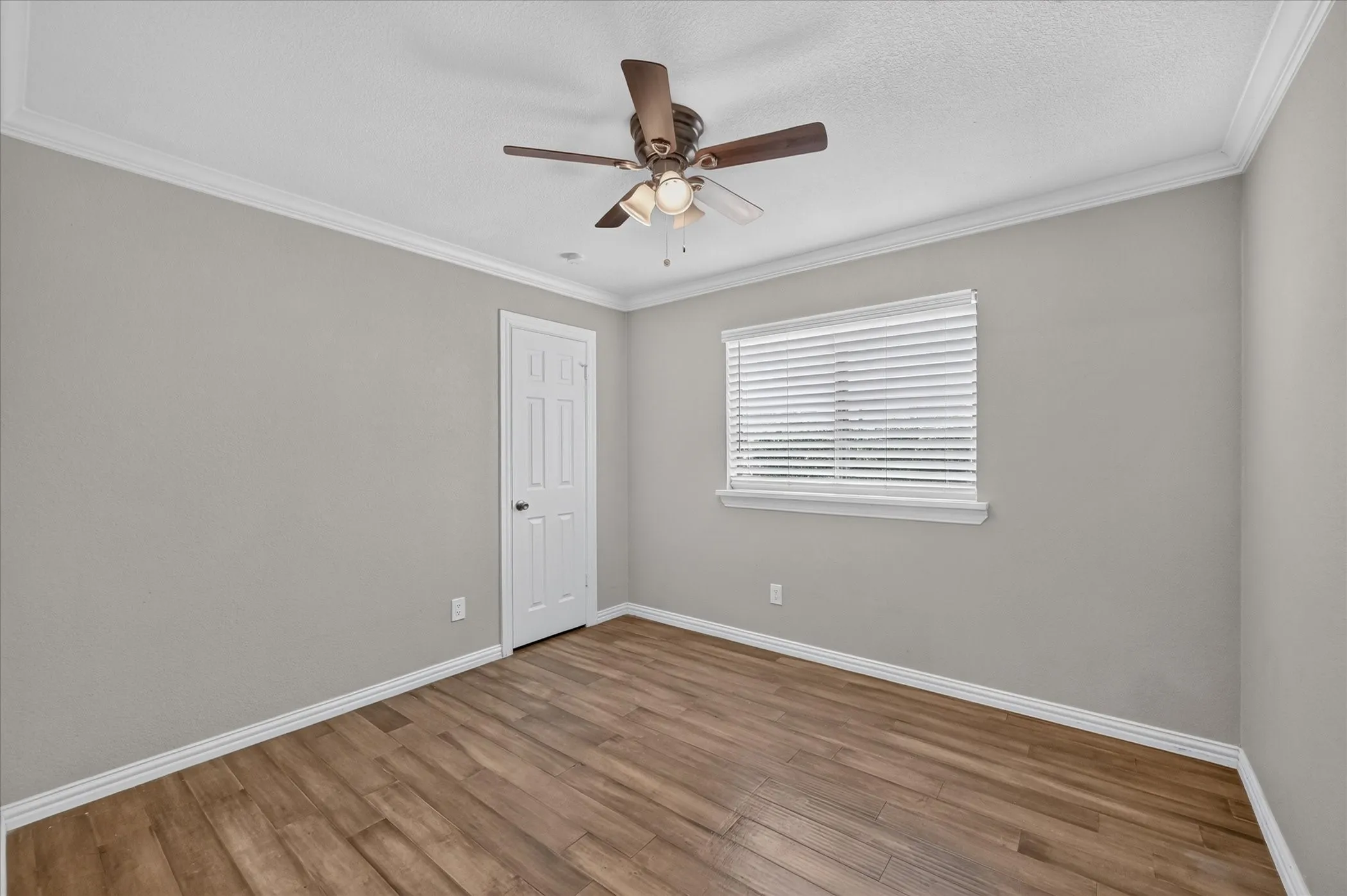 Single Family Residence For Sale in Tarrant County , 806 Creekside Drive, Euless, Texas 76040, 3 Bedroom, 2 Bathroom, 2 Garage spaces, 1,735 Sqft, built in 1984, mls#21387503, Real Estate Agent in Euless, Homes For Sale in Tarrant county, Homes For Sale in Euless, Realtor in Euless Texas, Real Estate Brokerage Independent Realty Texas, Luminita Cordes Realtor