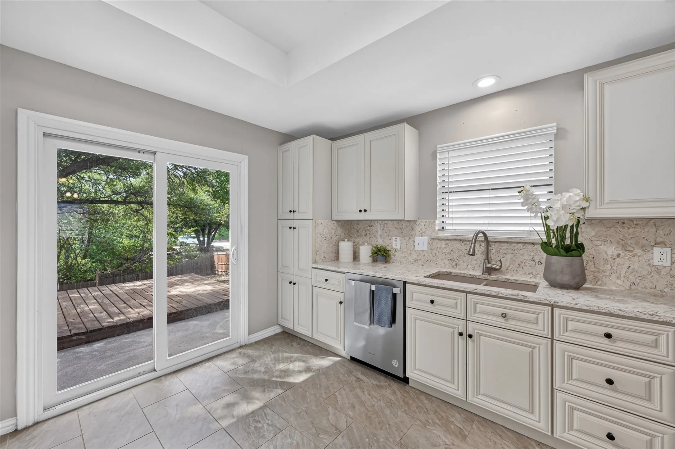 Single Family Residence For Sale in Tarrant County , 806 Creekside Drive, Euless, Texas 76040, 3 Bedroom, 2 Bathroom, 2 Garage spaces, 1,735 Sqft, built in 1984, mls#21387503, Real Estate Agent in Euless, Homes For Sale in Tarrant county, Homes For Sale in Euless, Realtor in Euless Texas, Real Estate Brokerage Independent Realty Texas, Luminita Cordes Realtor