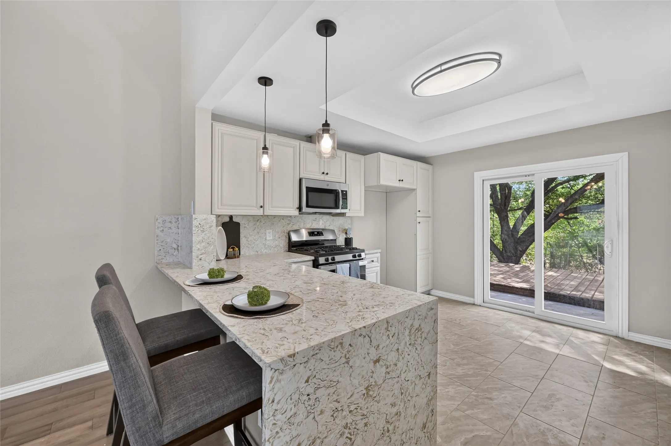Single Family Residence For Sale in Tarrant County , 806 Creekside Drive, Euless, Texas 76040, 3 Bedroom, 2 Bathroom, 2 Garage spaces, 1,735 Sqft, built in 1984, mls#21387503, Real Estate Agent in Euless, Homes For Sale in Tarrant county, Homes For Sale in Euless, Realtor in Euless Texas, Real Estate Brokerage Independent Realty Texas, Luminita Cordes Realtor