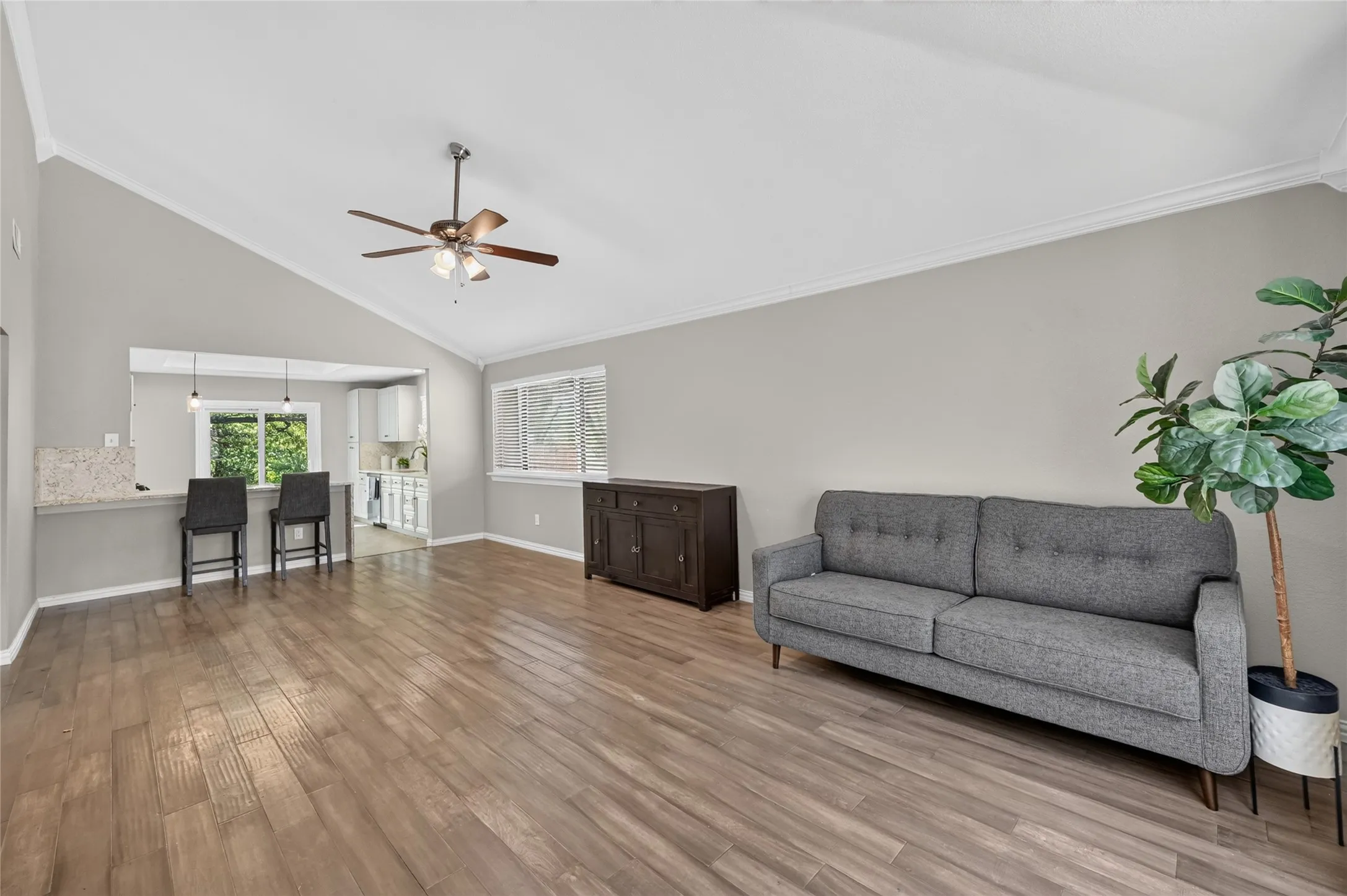 Single Family Residence For Sale in Tarrant County , 806 Creekside Drive, Euless, Texas 76040, 3 Bedroom, 2 Bathroom, 2 Garage spaces, 1,735 Sqft, built in 1984, mls#21387503, Real Estate Agent in Euless, Homes For Sale in Tarrant county, Homes For Sale in Euless, Realtor in Euless Texas, Real Estate Brokerage Independent Realty Texas, Luminita Cordes Realtor