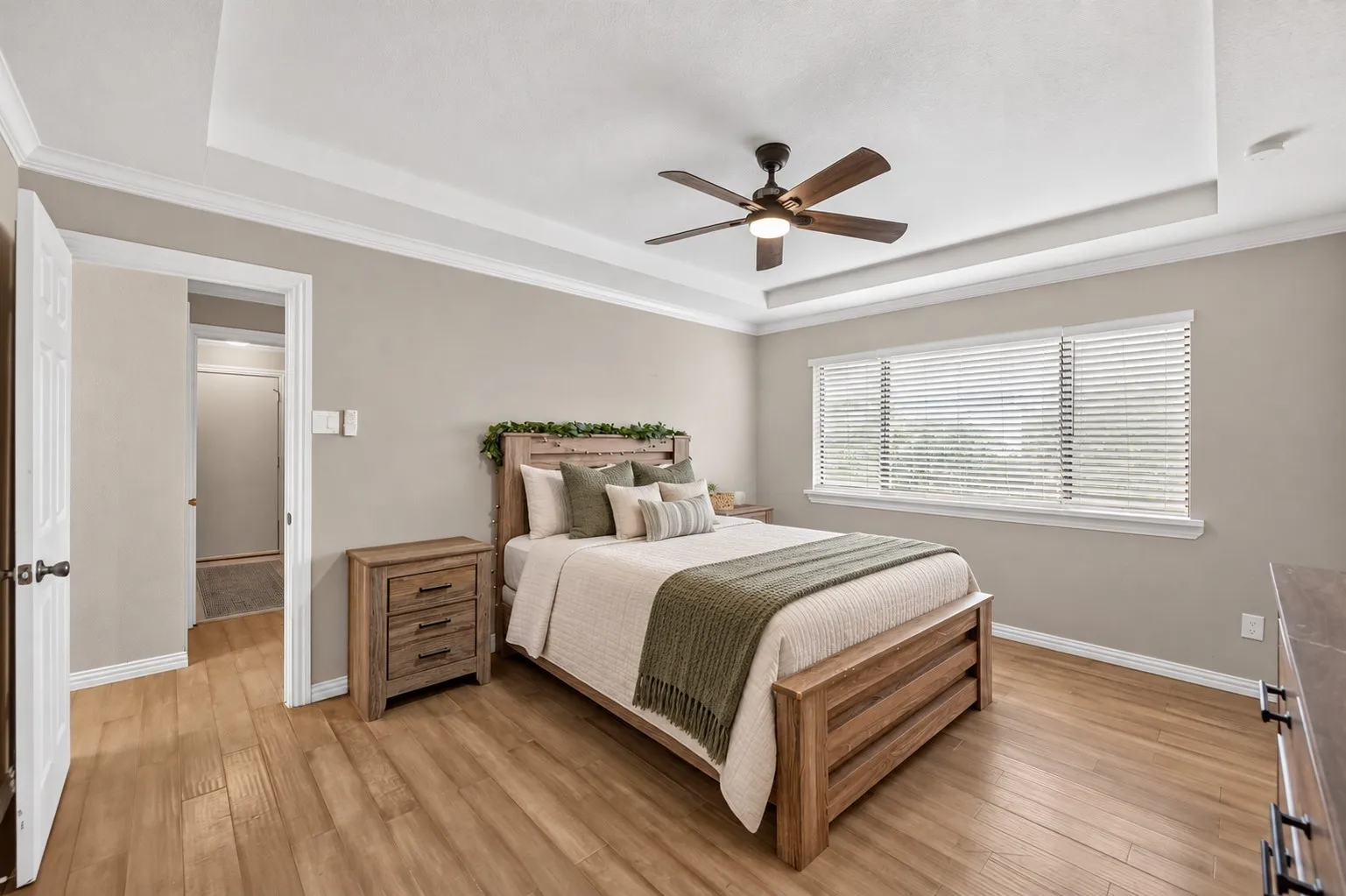 Single Family Residence For Sale in Tarrant County , 806 Creekside Drive, Euless, Texas 76040, 3 Bedroom, 2 Bathroom, 2 Garage spaces, 1,735 Sqft, built in 1984, mls#21387503, Real Estate Agent in Euless, Homes For Sale in Tarrant county, Homes For Sale in Euless, Realtor in Euless Texas, Real Estate Brokerage Independent Realty Texas, Luminita Cordes Realtor