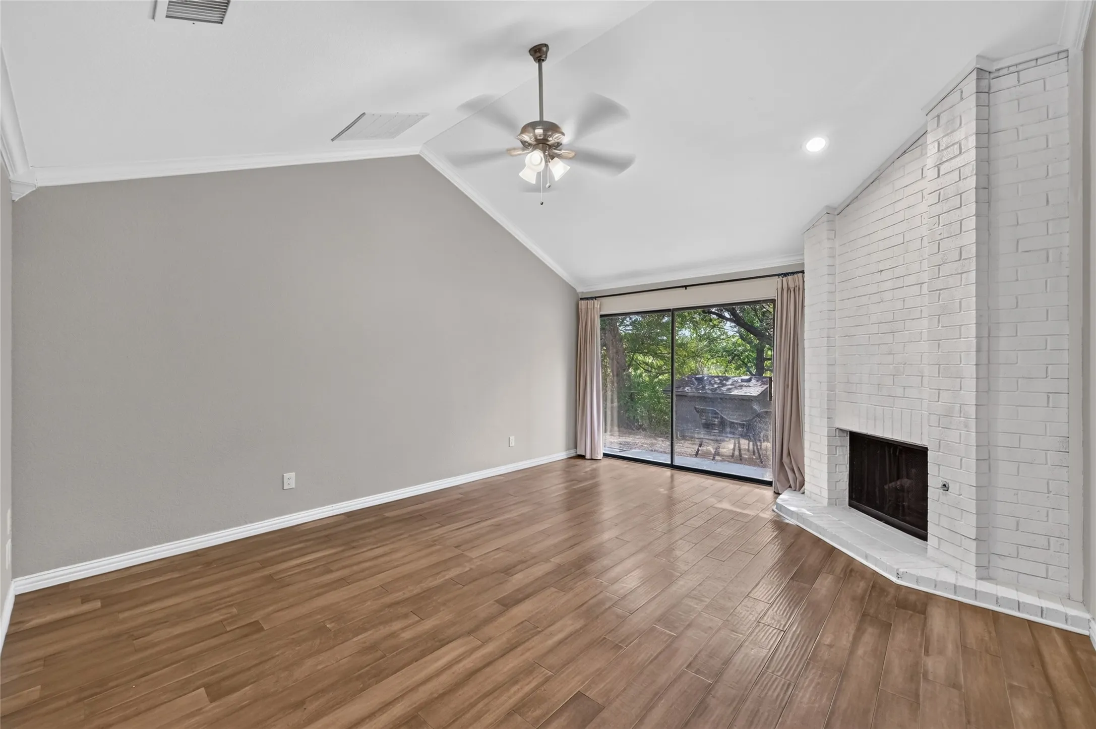 Single Family Residence For Sale in Tarrant County , 806 Creekside Drive, Euless, Texas 76040, 3 Bedroom, 2 Bathroom, 2 Garage spaces, 1,735 Sqft, built in 1984, mls#21387503, Real Estate Agent in Euless, Homes For Sale in Tarrant county, Homes For Sale in Euless, Realtor in Euless Texas, Real Estate Brokerage Independent Realty Texas, Luminita Cordes Realtor