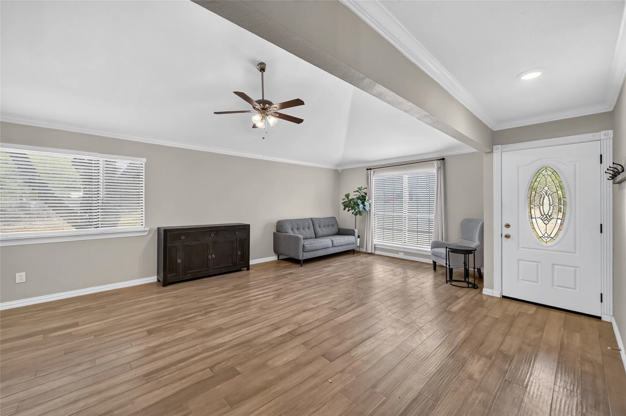 Single Family Residence For Sale in Tarrant County , 806 Creekside Drive, Euless, Texas 76040, 3 Bedroom, 2 Bathroom, 2 Garage spaces, 1,735 Sqft, built in 1984, mls#21387503, Real Estate Agent in Euless, Homes For Sale in Tarrant county, Homes For Sale in Euless, Realtor in Euless Texas, Real Estate Brokerage Independent Realty Texas, Luminita Cordes Realtor