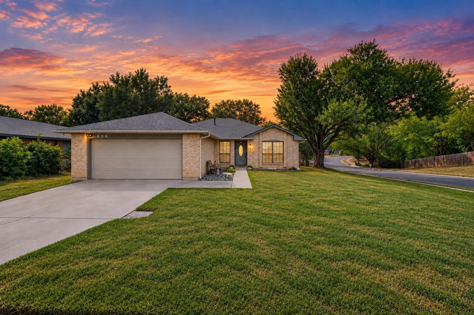 Single Family Residence For Sale in Tarrant County , 806 Creekside Drive, Euless, Texas 76040, 3 Bedroom, 2 Bathroom, 2 Garage spaces, 1,735 Sqft, built in 1984, mls#21387503, Real Estate Agent in Euless, Homes For Sale in Tarrant county, Homes For Sale in Euless, Realtor in Euless Texas, Real Estate Brokerage Independent Realty Texas, Luminita Cordes Realtor