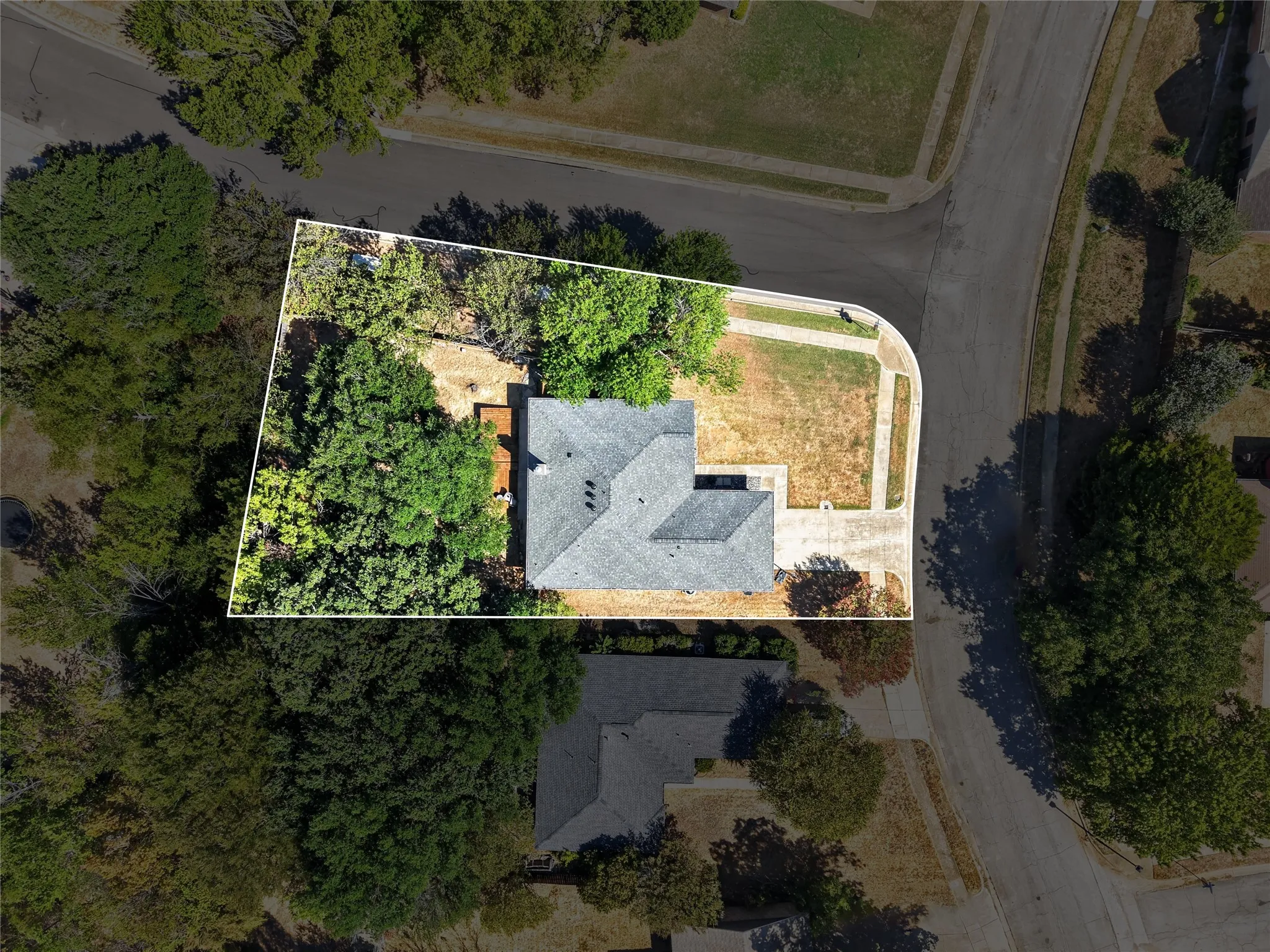 Single Family Residence For Sale in Tarrant County , 806 Creekside Drive, Euless, Texas 76040, 3 Bedroom, 2 Bathroom, 2 Garage spaces, 1,735 Sqft, built in 1984, mls#21387503, Real Estate Agent in Euless, Homes For Sale in Tarrant county, Homes For Sale in Euless, Realtor in Euless Texas, Real Estate Brokerage Independent Realty Texas, Luminita Cordes Realtor
