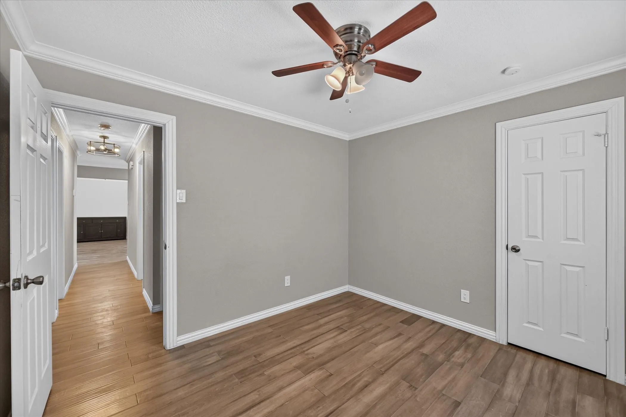 Single Family Residence For Sale in Tarrant County , 806 Creekside Drive, Euless, Texas 76040, 3 Bedroom, 2 Bathroom, 2 Garage spaces, 1,735 Sqft, built in 1984, mls#21387503, Real Estate Agent in Euless, Homes For Sale in Tarrant county, Homes For Sale in Euless, Realtor in Euless Texas, Real Estate Brokerage Independent Realty Texas, Luminita Cordes Realtor