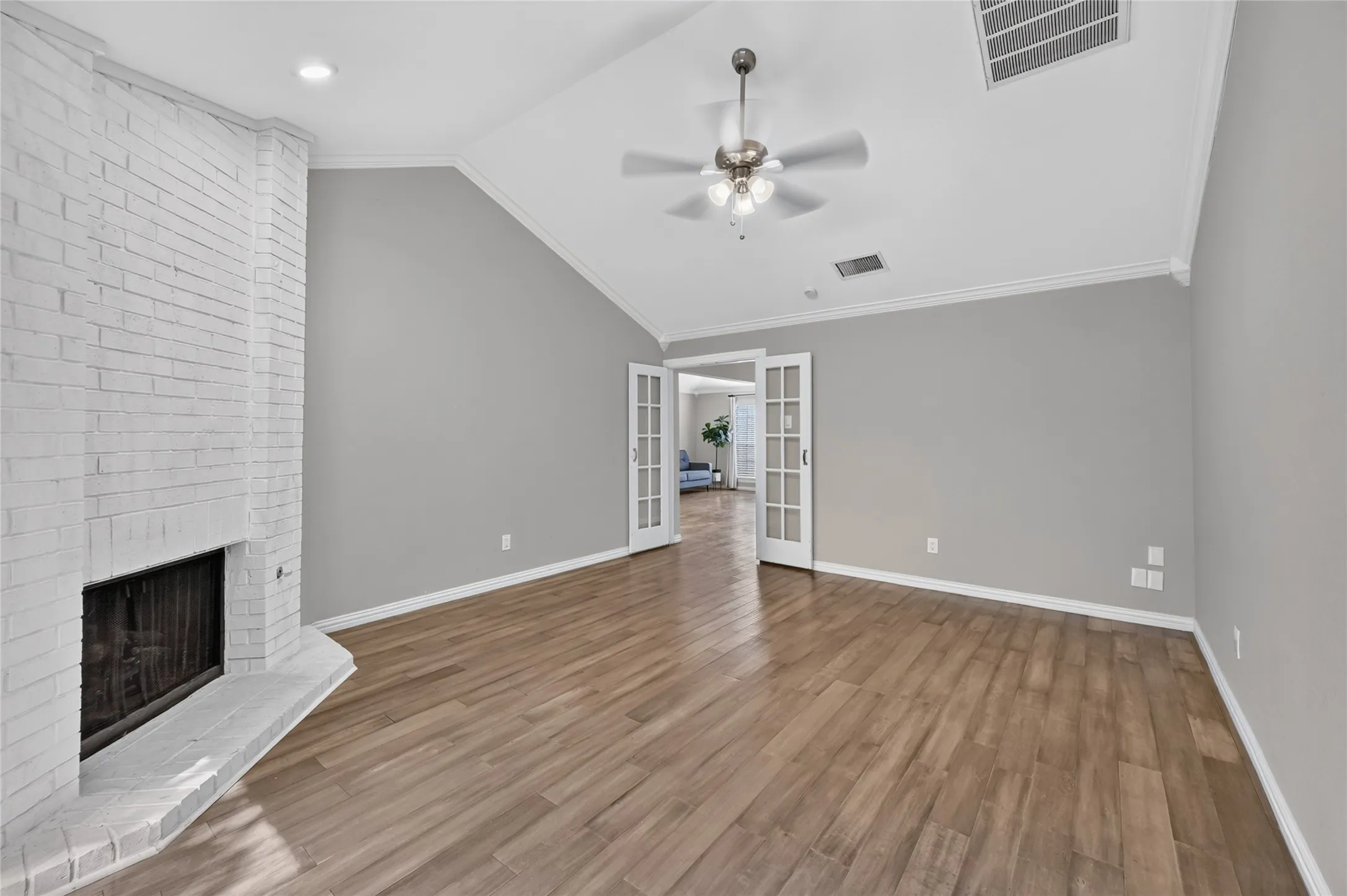 Single Family Residence For Sale in Tarrant County , 806 Creekside Drive, Euless, Texas 76040, 3 Bedroom, 2 Bathroom, 2 Garage spaces, 1,735 Sqft, built in 1984, mls#21387503, Real Estate Agent in Euless, Homes For Sale in Tarrant county, Homes For Sale in Euless, Realtor in Euless Texas, Real Estate Brokerage Independent Realty Texas, Luminita Cordes Realtor