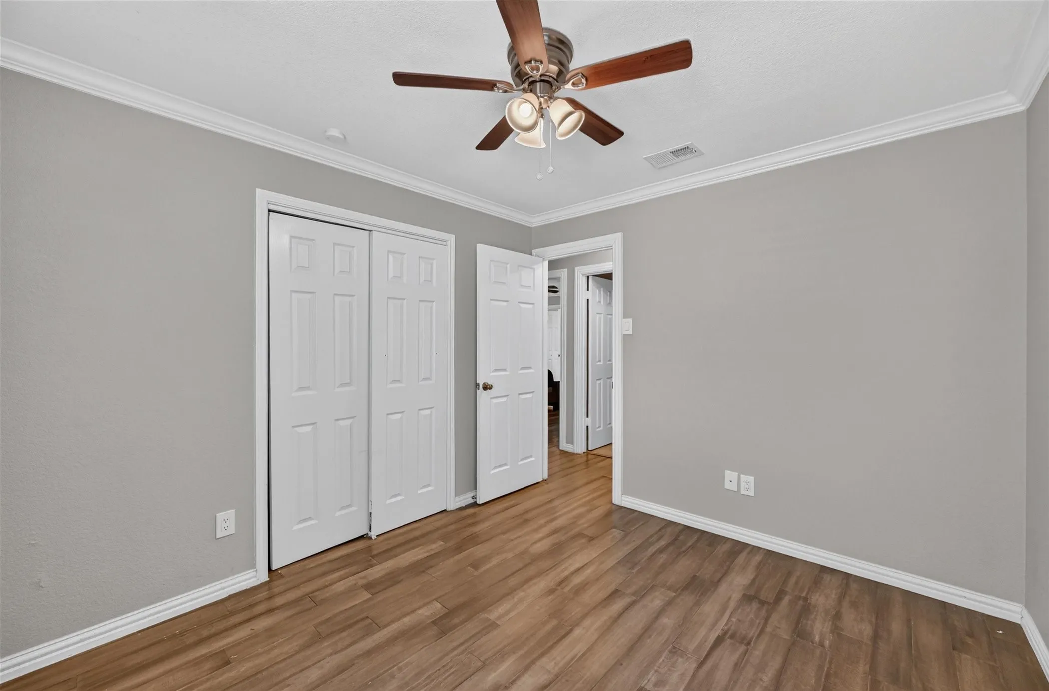 Single Family Residence For Sale in Tarrant County , 806 Creekside Drive, Euless, Texas 76040, 3 Bedroom, 2 Bathroom, 2 Garage spaces, 1,735 Sqft, built in 1984, mls#21387503, Real Estate Agent in Euless, Homes For Sale in Tarrant county, Homes For Sale in Euless, Realtor in Euless Texas, Real Estate Brokerage Independent Realty Texas, Luminita Cordes Realtor