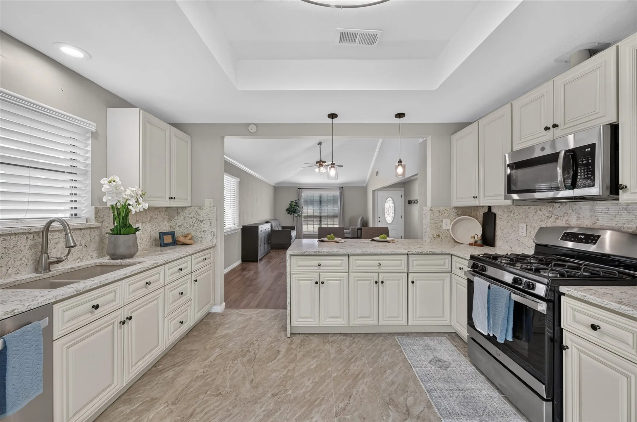 Single Family Residence For Sale in Tarrant County , 806 Creekside Drive, Euless, Texas 76040, 3 Bedroom, 2 Bathroom, 2 Garage spaces, 1,735 Sqft, built in 1984, mls#21387503, Real Estate Agent in Euless, Homes For Sale in Tarrant county, Homes For Sale in Euless, Realtor in Euless Texas, Real Estate Brokerage Independent Realty Texas, Luminita Cordes Realtor