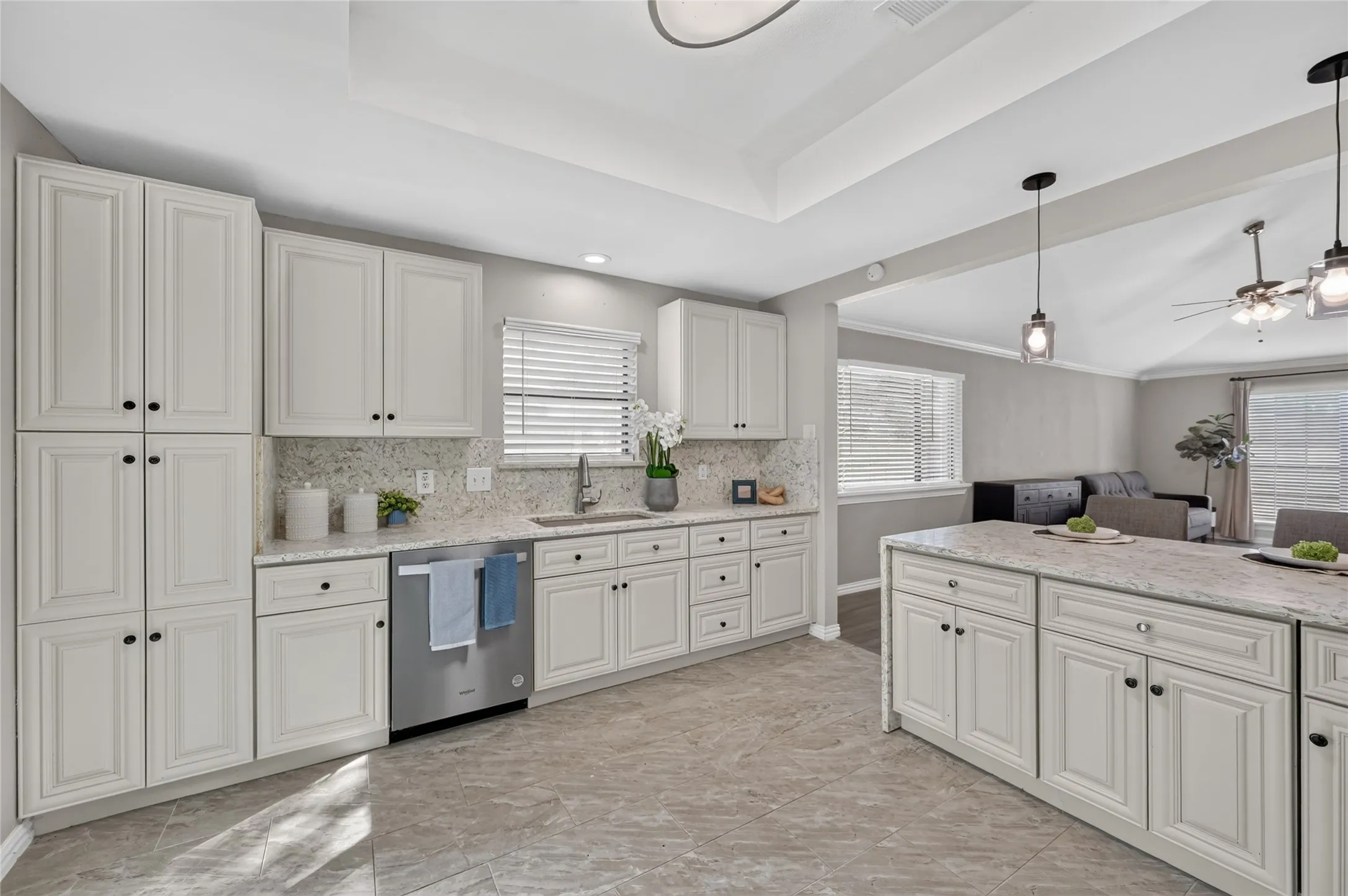 Single Family Residence For Sale in Tarrant County , 806 Creekside Drive, Euless, Texas 76040, 3 Bedroom, 2 Bathroom, 2 Garage spaces, 1,735 Sqft, built in 1984, mls#21387503, Real Estate Agent in Euless, Homes For Sale in Tarrant county, Homes For Sale in Euless, Realtor in Euless Texas, Real Estate Brokerage Independent Realty Texas, Luminita Cordes Realtor