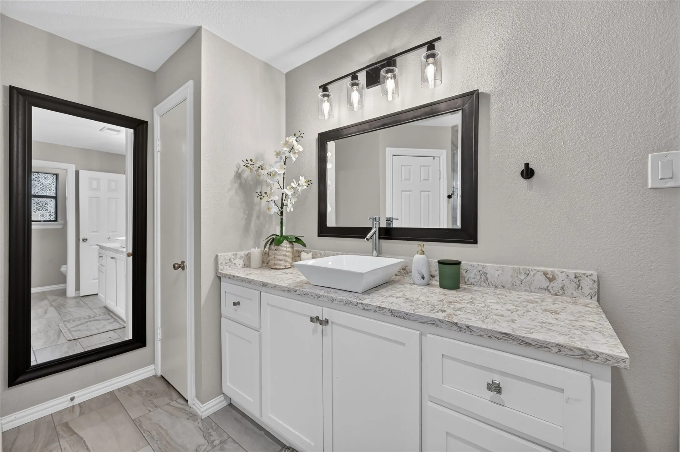 Single Family Residence For Sale in Tarrant County , 806 Creekside Drive, Euless, Texas 76040, 3 Bedroom, 2 Bathroom, 2 Garage spaces, 1,735 Sqft, built in 1984, mls#21387503, Real Estate Agent in Euless, Homes For Sale in Tarrant county, Homes For Sale in Euless, Realtor in Euless Texas, Real Estate Brokerage Independent Realty Texas, Luminita Cordes Realtor