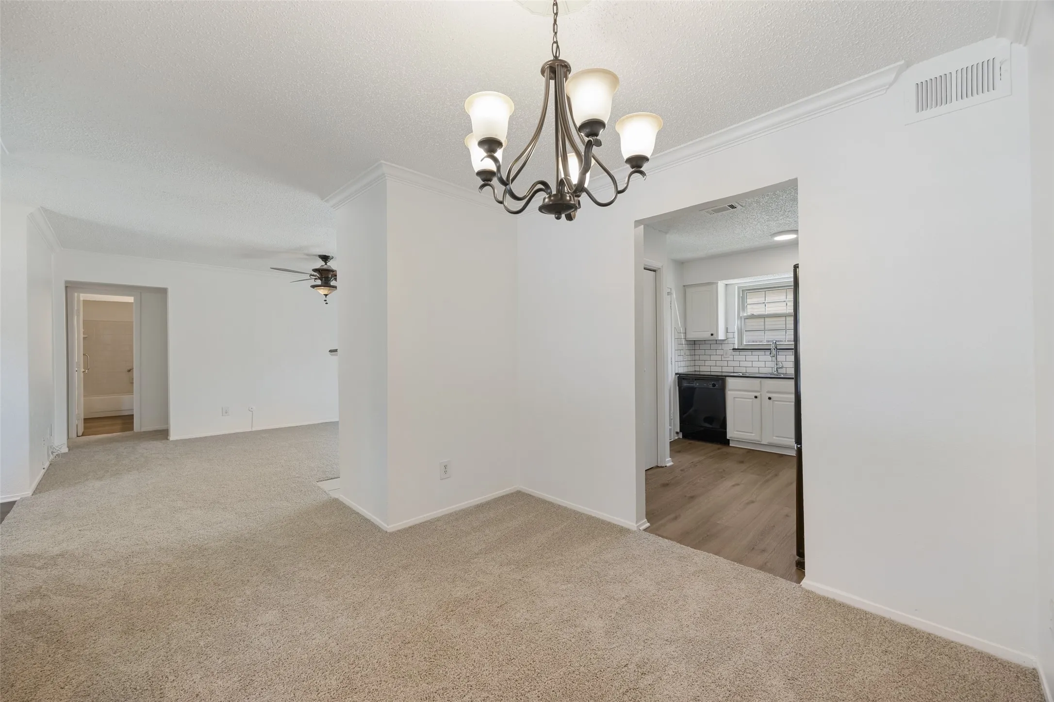 Condominium For Rent in Dallas County , 5300 Keller Springs 1086, Dallas, Texas 75248, 2 Bedroom, 2 Bathroom, Garage spaces, 1,189 Sqft, built in 1982, mls#21396176, Real Estate Agent in Dallas, Homes For Rent in Dallas county, Homes For Rent in Dallas, Realtor in Dallas Texas, Real Estate Brokerage Independent Realty Texas, Luminita Cordes Realtor