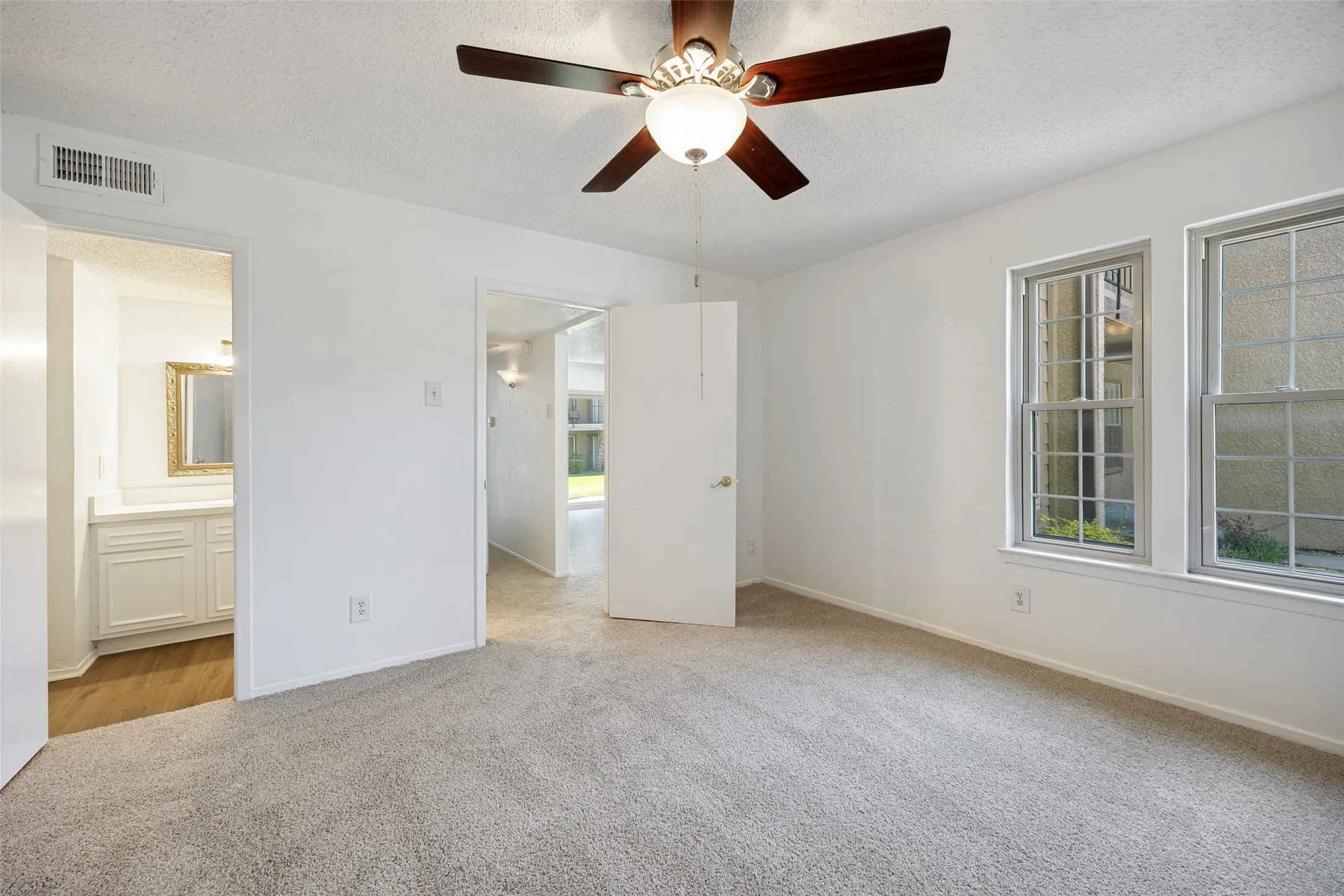 Condominium For Rent in Dallas County , 5300 Keller Springs 1086, Dallas, Texas 75248, 2 Bedroom, 2 Bathroom, Garage spaces, 1,189 Sqft, built in 1982, mls#21396176, Real Estate Agent in Dallas, Homes For Rent in Dallas county, Homes For Rent in Dallas, Realtor in Dallas Texas, Real Estate Brokerage Independent Realty Texas, Luminita Cordes Realtor