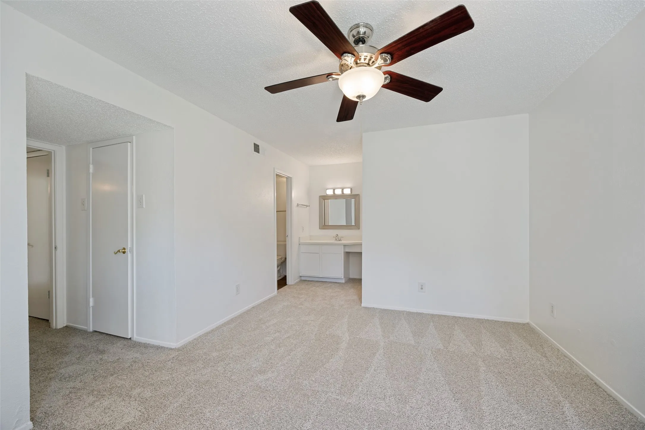 Condominium For Rent in Dallas County , 5300 Keller Springs 1086, Dallas, Texas 75248, 2 Bedroom, 2 Bathroom, Garage spaces, 1,189 Sqft, built in 1982, mls#21396176, Real Estate Agent in Dallas, Homes For Rent in Dallas county, Homes For Rent in Dallas, Realtor in Dallas Texas, Real Estate Brokerage Independent Realty Texas, Luminita Cordes Realtor