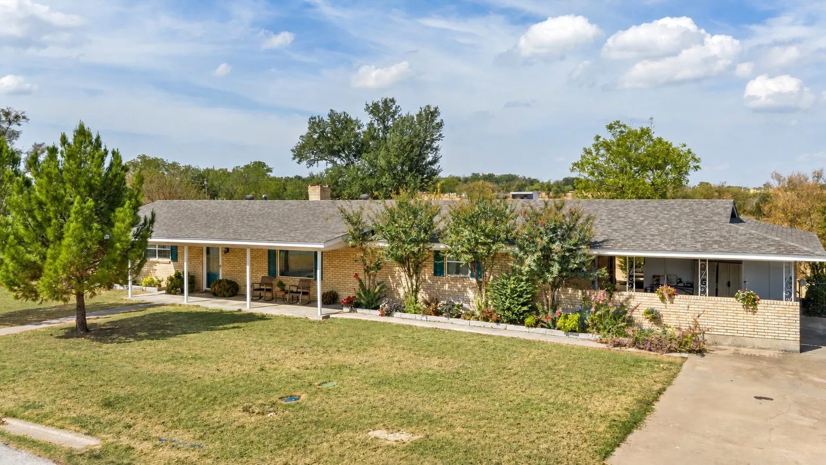 Single Family Residence For Sale in Erath County , 916 Preston Lane, Dublin, Texas 76446, 4 Bedroom, 2 Bathroom, Garage spaces, 2,240 Sqft, built in 1968, mls#21396218, Real Estate Agent in Dublin, Homes For Sale in Erath county, Homes For Sale in Dublin, Realtor in Dublin Texas, Real Estate Brokerage Independent Realty Texas, Luminita Cordes Realtor