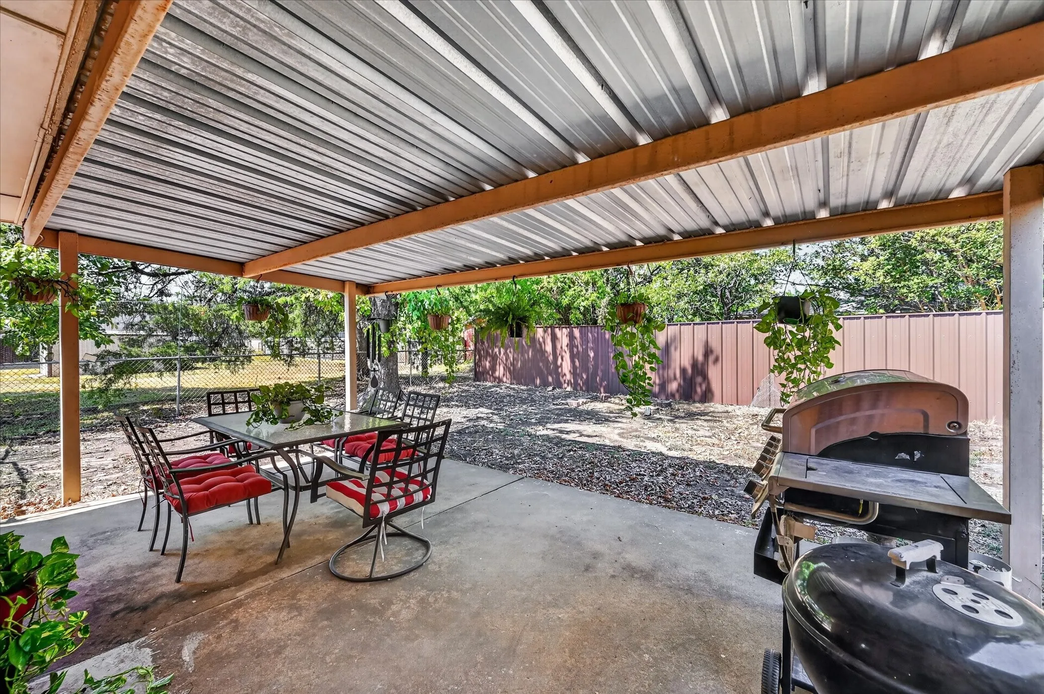 Single Family Residence For Sale in Fannin County , 402 W Carter Street, Savoy, Texas 75479, 3 Bedroom, 2 Bathroom, 2 Garage spaces, 1,176 Sqft, built in 1967, mls#21395946, Real Estate Agent in Savoy, Homes For Sale in Fannin county, Homes For Sale in Savoy, Realtor in Savoy Texas, Real Estate Brokerage Independent Realty Texas, Luminita Cordes Realtor