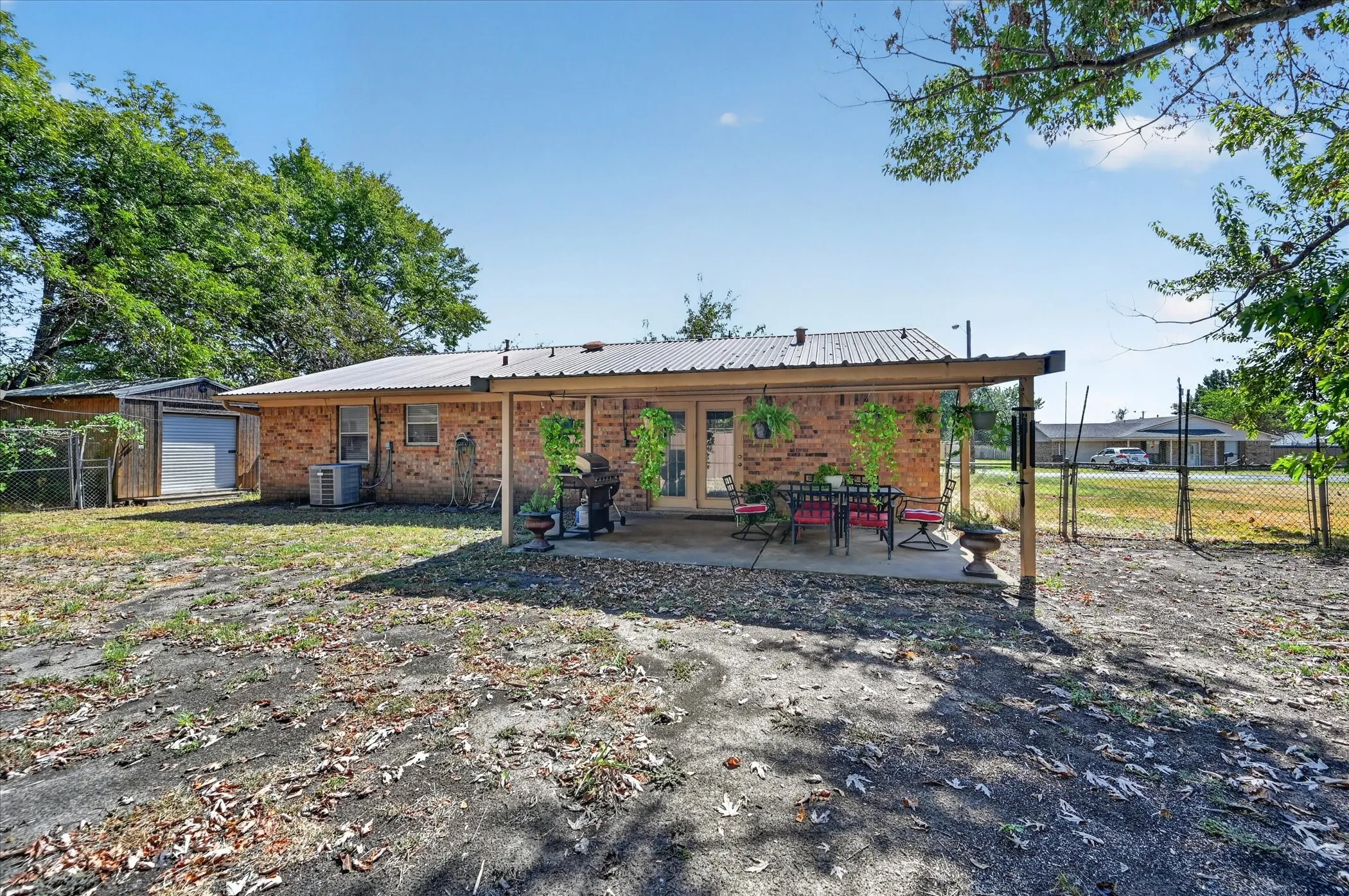 Single Family Residence For Sale in Fannin County , 402 W Carter Street, Savoy, Texas 75479, 3 Bedroom, 2 Bathroom, 2 Garage spaces, 1,176 Sqft, built in 1967, mls#21395946, Real Estate Agent in Savoy, Homes For Sale in Fannin county, Homes For Sale in Savoy, Realtor in Savoy Texas, Real Estate Brokerage Independent Realty Texas, Luminita Cordes Realtor