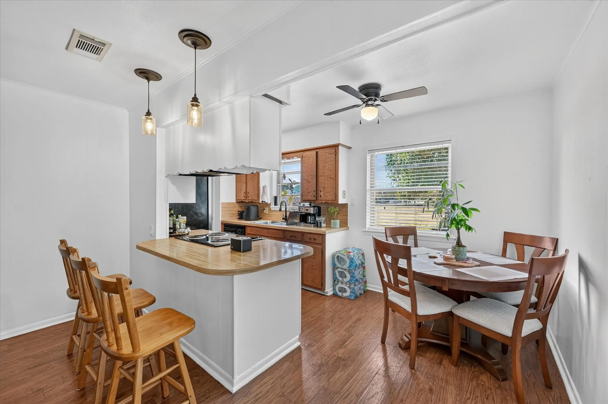 Single Family Residence For Sale in Fannin County , 402 W Carter Street, Savoy, Texas 75479, 3 Bedroom, 2 Bathroom, 2 Garage spaces, 1,176 Sqft, built in 1967, mls#21395946, Real Estate Agent in Savoy, Homes For Sale in Fannin county, Homes For Sale in Savoy, Realtor in Savoy Texas, Real Estate Brokerage Independent Realty Texas, Luminita Cordes Realtor