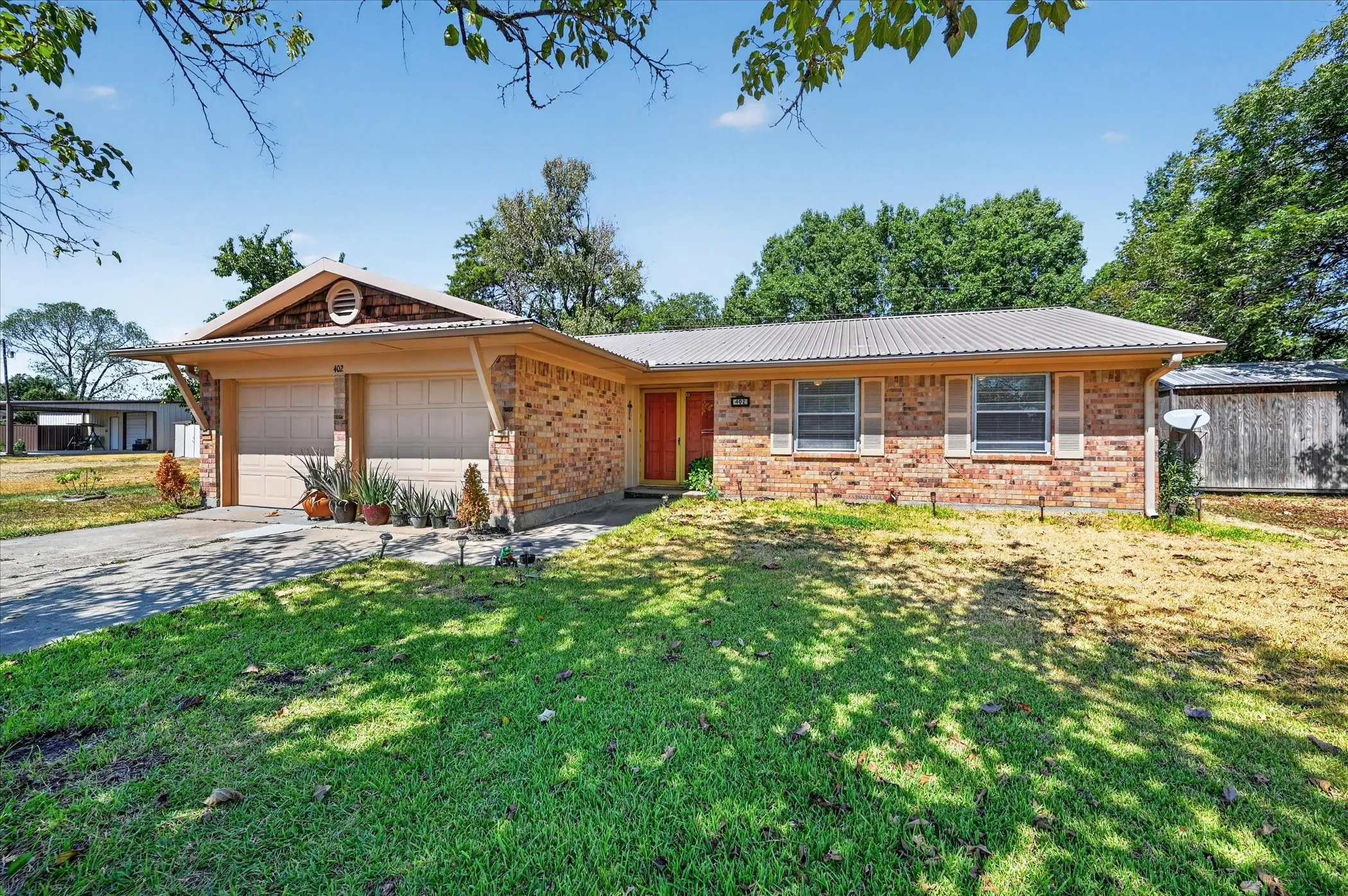Single Family Residence For Sale in Fannin County , 402 W Carter Street, Savoy, Texas 75479, 3 Bedroom, 2 Bathroom, 2 Garage spaces, 1,176 Sqft, built in 1967, mls#21395946, Real Estate Agent in Savoy, Homes For Sale in Fannin county, Homes For Sale in Savoy, Realtor in Savoy Texas, Real Estate Brokerage Independent Realty Texas, Luminita Cordes Realtor