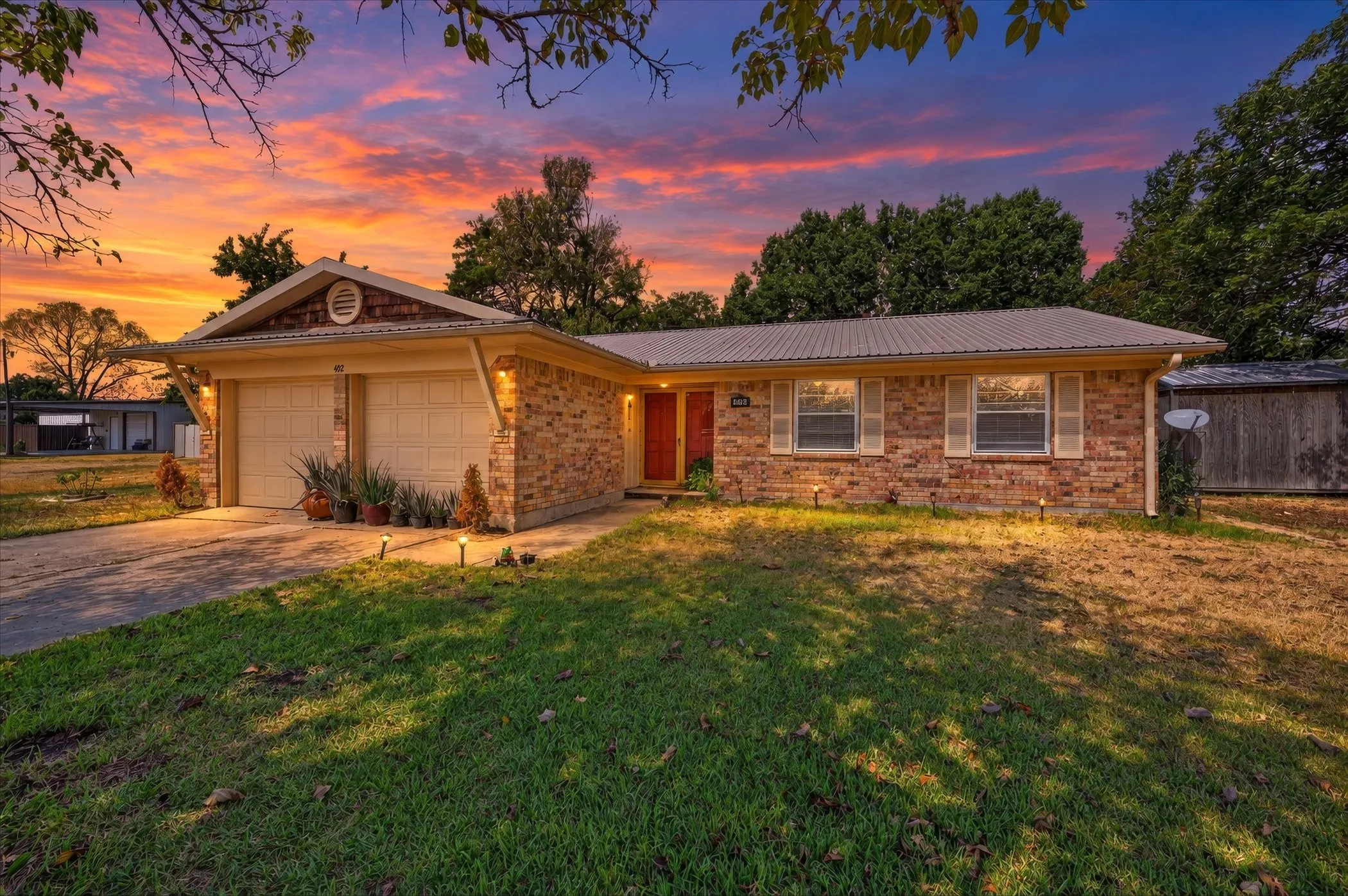 Single Family Residence For Sale in Fannin County , 402 W Carter Street, Savoy, Texas 75479, 3 Bedroom, 2 Bathroom, 2 Garage spaces, 1,176 Sqft, built in 1967, mls#21395946, Real Estate Agent in Savoy, Homes For Sale in Fannin county, Homes For Sale in Savoy, Realtor in Savoy Texas, Real Estate Brokerage Independent Realty Texas, Luminita Cordes Realtor
