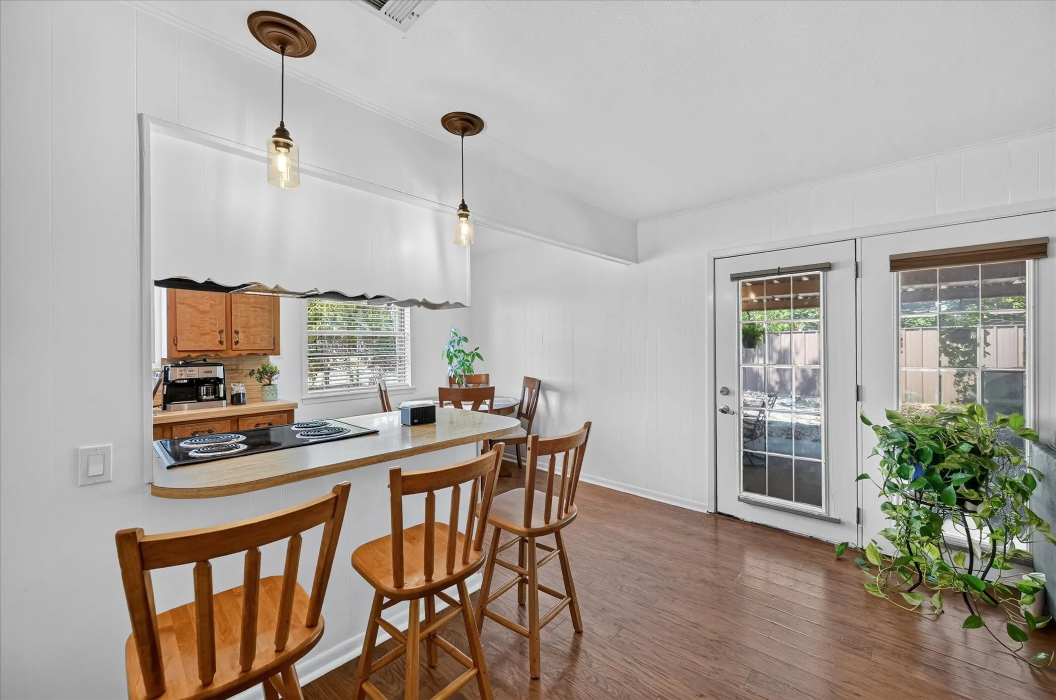 Single Family Residence For Sale in Fannin County , 402 W Carter Street, Savoy, Texas 75479, 3 Bedroom, 2 Bathroom, 2 Garage spaces, 1,176 Sqft, built in 1967, mls#21395946, Real Estate Agent in Savoy, Homes For Sale in Fannin county, Homes For Sale in Savoy, Realtor in Savoy Texas, Real Estate Brokerage Independent Realty Texas, Luminita Cordes Realtor