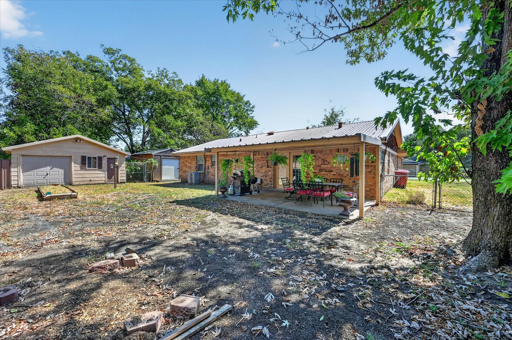 Single Family Residence For Sale in Fannin County , 402 W Carter Street, Savoy, Texas 75479, 3 Bedroom, 2 Bathroom, 2 Garage spaces, 1,176 Sqft, built in 1967, mls#21395946, Real Estate Agent in Savoy, Homes For Sale in Fannin county, Homes For Sale in Savoy, Realtor in Savoy Texas, Real Estate Brokerage Independent Realty Texas, Luminita Cordes Realtor