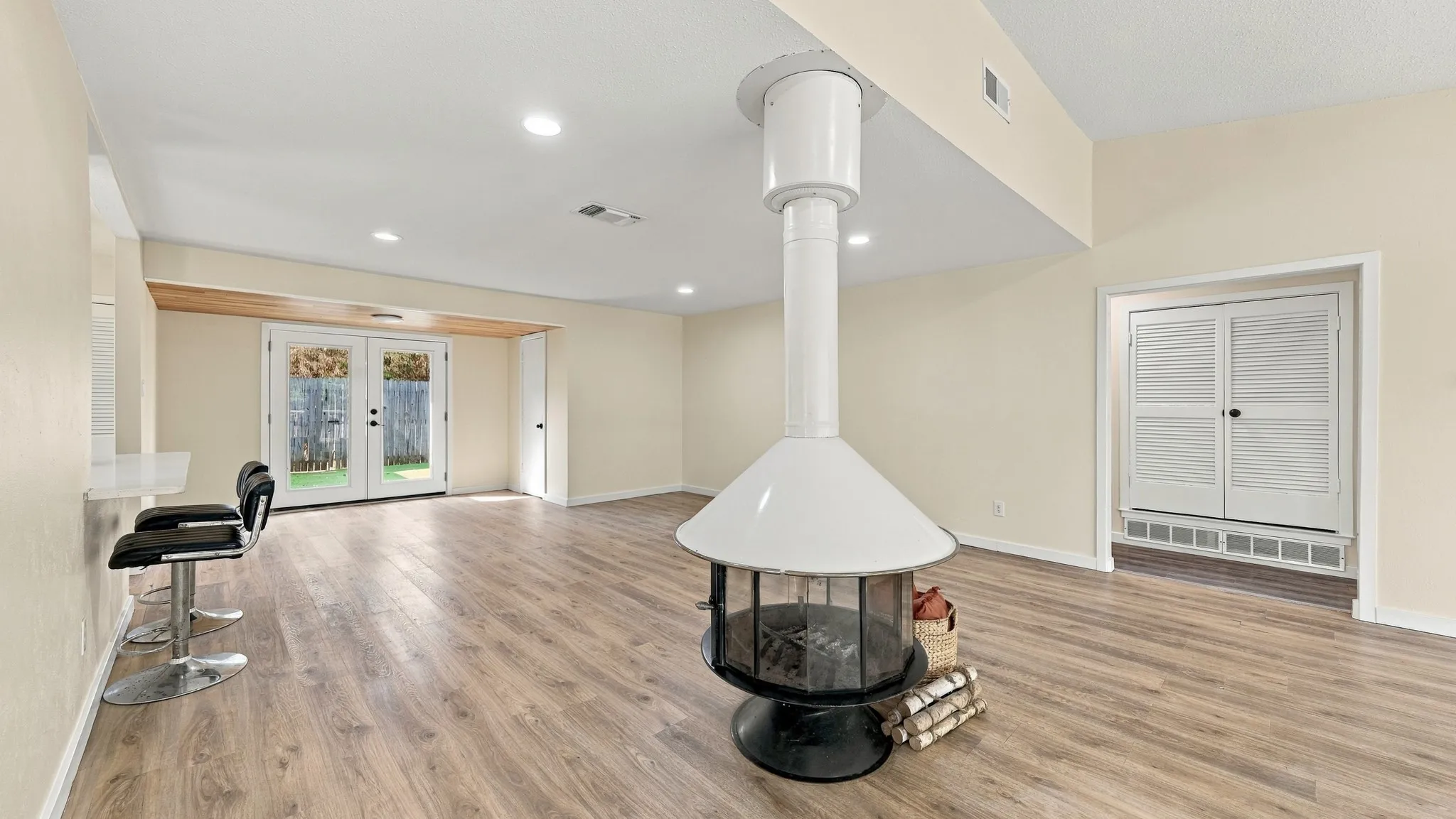 Single Family Residence For Sale in Parker County , 1206 Foster Lane, Weatherford, Texas 76086, 3 Bedroom, 2 Bathroom, Garage spaces, 1,730 Sqft, built in 1965, mls#21395391, Real Estate Agent in Weatherford, Homes For Sale in Parker county, Homes For Sale in Weatherford, Realtor in Weatherford Texas, Real Estate Brokerage Independent Realty Texas, Luminita Cordes Realtor