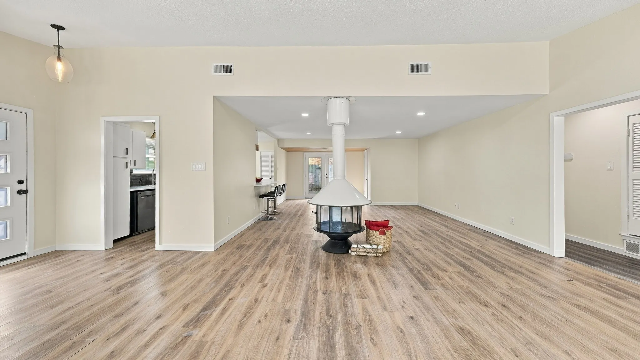 Single Family Residence For Sale in Parker County , 1206 Foster Lane, Weatherford, Texas 76086, 3 Bedroom, 2 Bathroom, Garage spaces, 1,730 Sqft, built in 1965, mls#21395391, Real Estate Agent in Weatherford, Homes For Sale in Parker county, Homes For Sale in Weatherford, Realtor in Weatherford Texas, Real Estate Brokerage Independent Realty Texas, Luminita Cordes Realtor