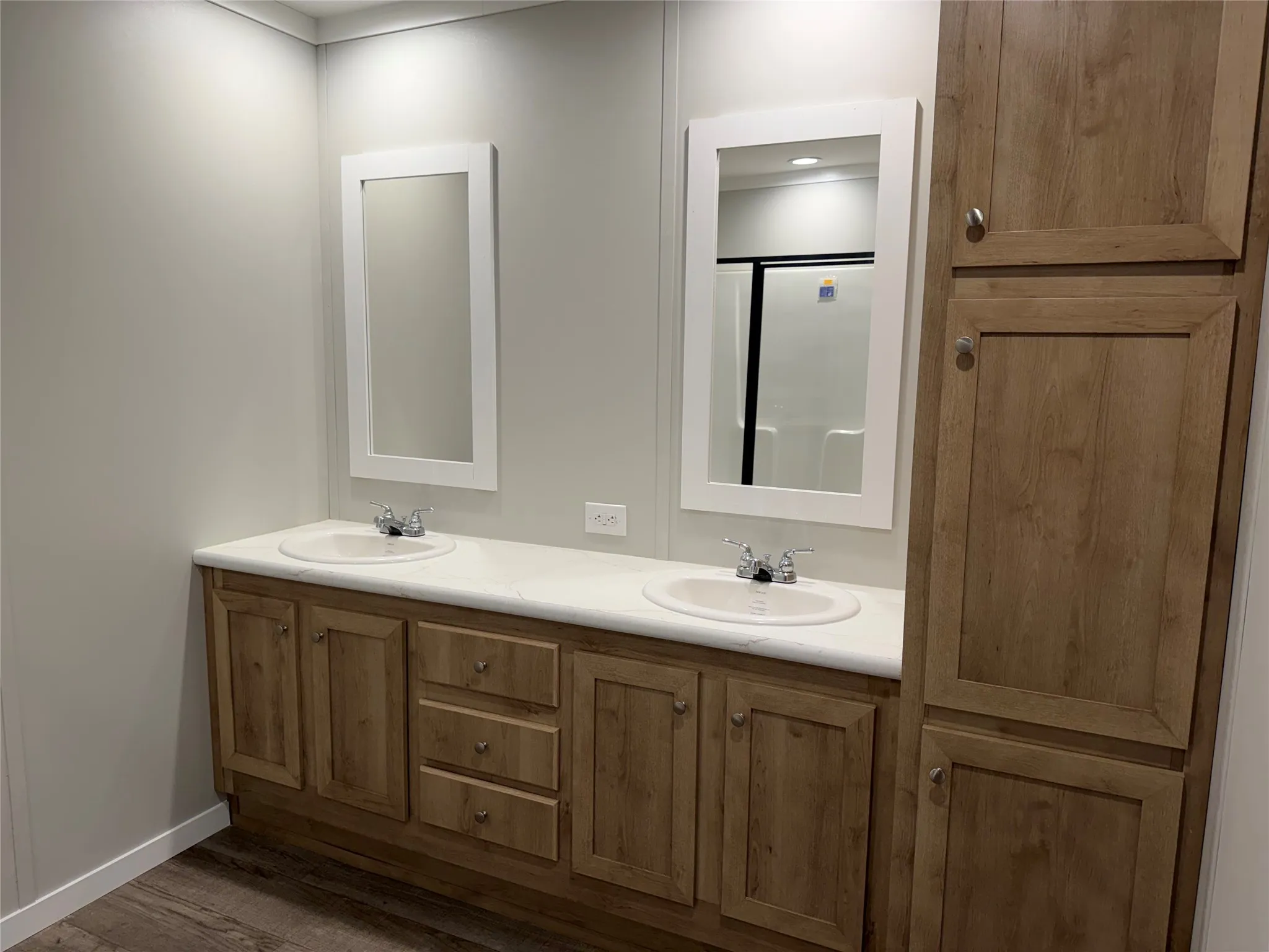 primary bath with dual sinks