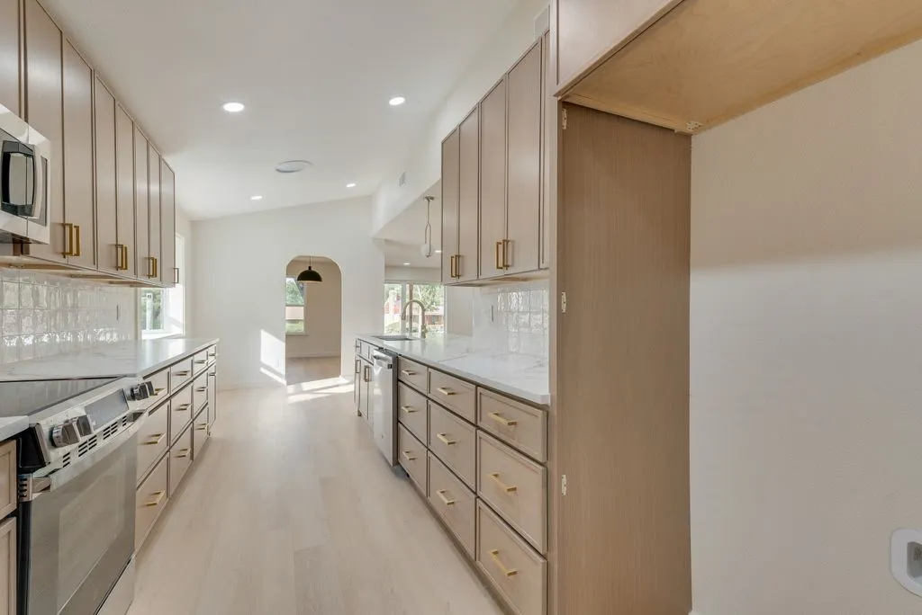 Single Family Residence For Sale in Dallas County , 804 Brook Valley Lane, Dallas, Texas 75232, 4 Bedroom, 4 Bathroom, 2 Garage spaces, 2,646 Sqft, built in 1958, mls#21395167, Real Estate Agent in Dallas, Homes For Sale in Dallas county, Homes For Sale in Dallas, Realtor in Dallas Texas, Real Estate Brokerage Independent Realty Texas, Luminita Cordes Realtor
