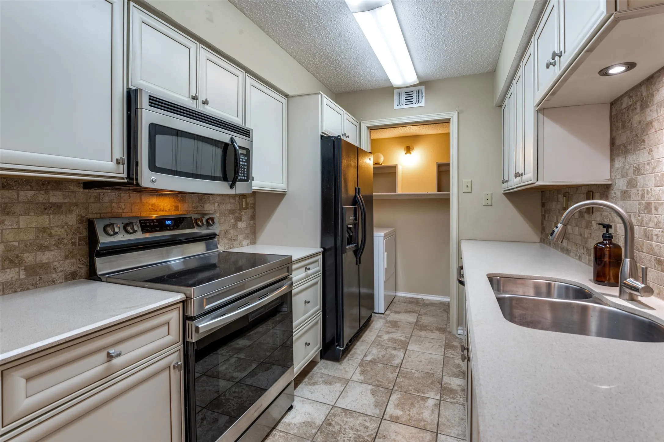 Condominium For Rent in Dallas County , 16301 Ledgemont Lane 179, Addison, Texas 75001, 2 Bedroom, 2 Bathroom, Garage spaces, 978 Sqft, built in 1982, mls#21396237, Real Estate Agent in Addison, Homes For Rent in Dallas county, Homes For Rent in Addison, Realtor in Addison Texas, Real Estate Brokerage Independent Realty Texas, Luminita Cordes Realtor