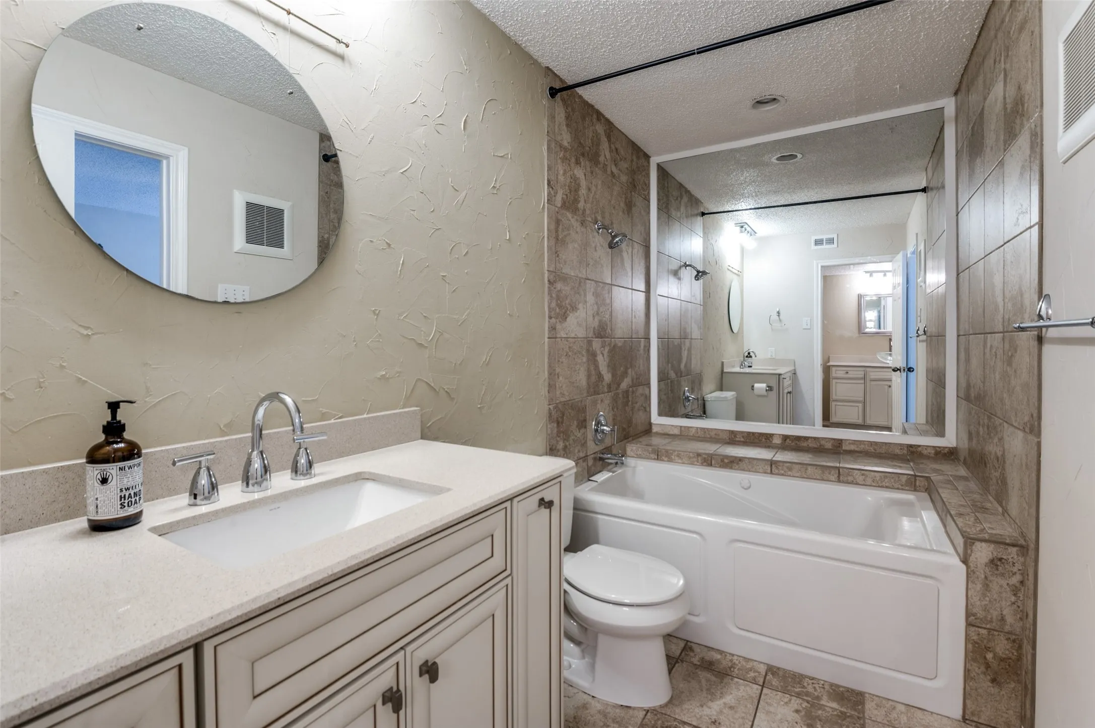 Condominium For Rent in Dallas County , 16301 Ledgemont Lane 179, Addison, Texas 75001, 2 Bedroom, 2 Bathroom, Garage spaces, 978 Sqft, built in 1982, mls#21396237, Real Estate Agent in Addison, Homes For Rent in Dallas county, Homes For Rent in Addison, Realtor in Addison Texas, Real Estate Brokerage Independent Realty Texas, Luminita Cordes Realtor