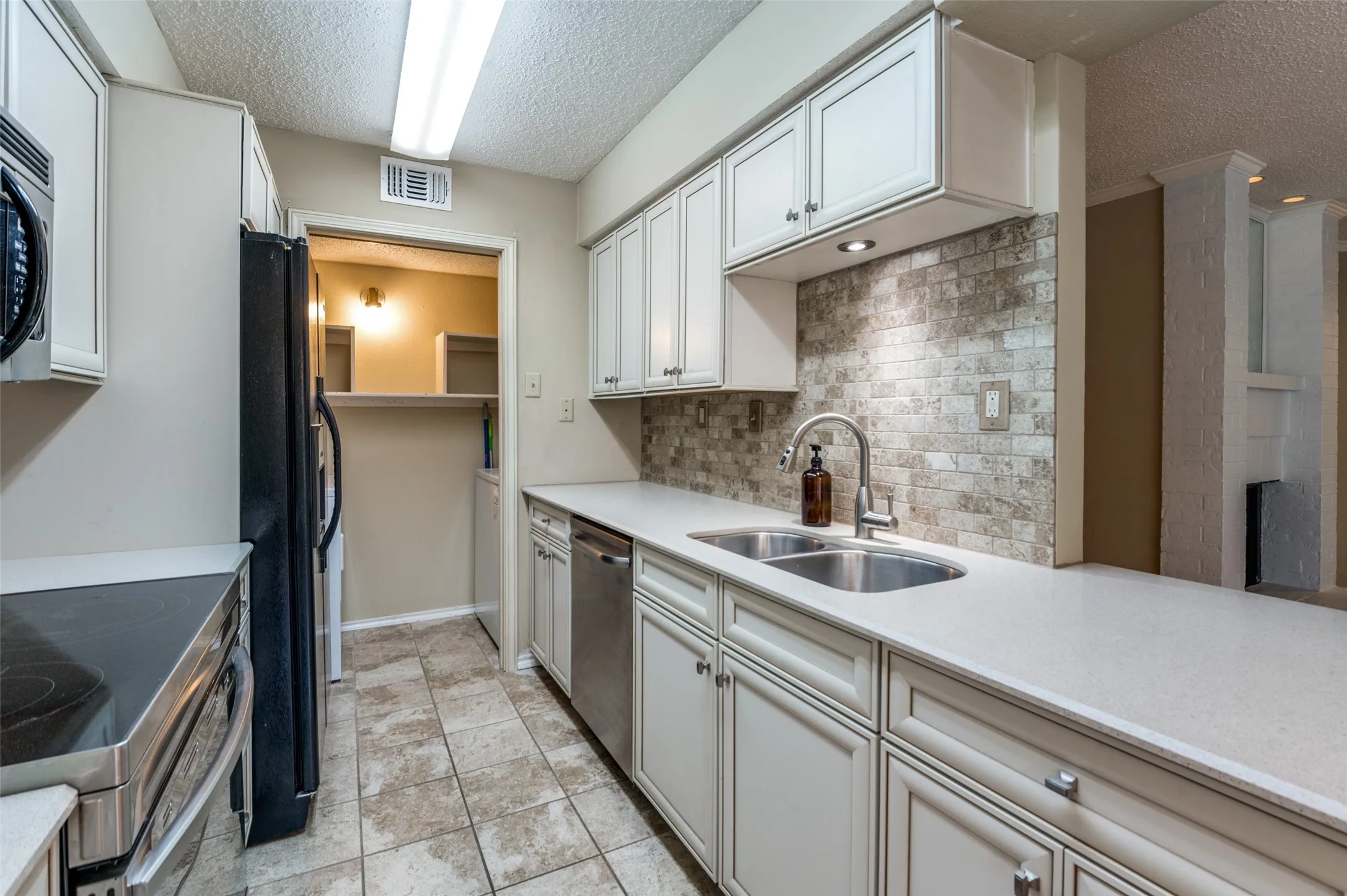 Condominium For Rent in Dallas County , 16301 Ledgemont Lane 179, Addison, Texas 75001, 2 Bedroom, 2 Bathroom, Garage spaces, 978 Sqft, built in 1982, mls#21396237, Real Estate Agent in Addison, Homes For Rent in Dallas county, Homes For Rent in Addison, Realtor in Addison Texas, Real Estate Brokerage Independent Realty Texas, Luminita Cordes Realtor