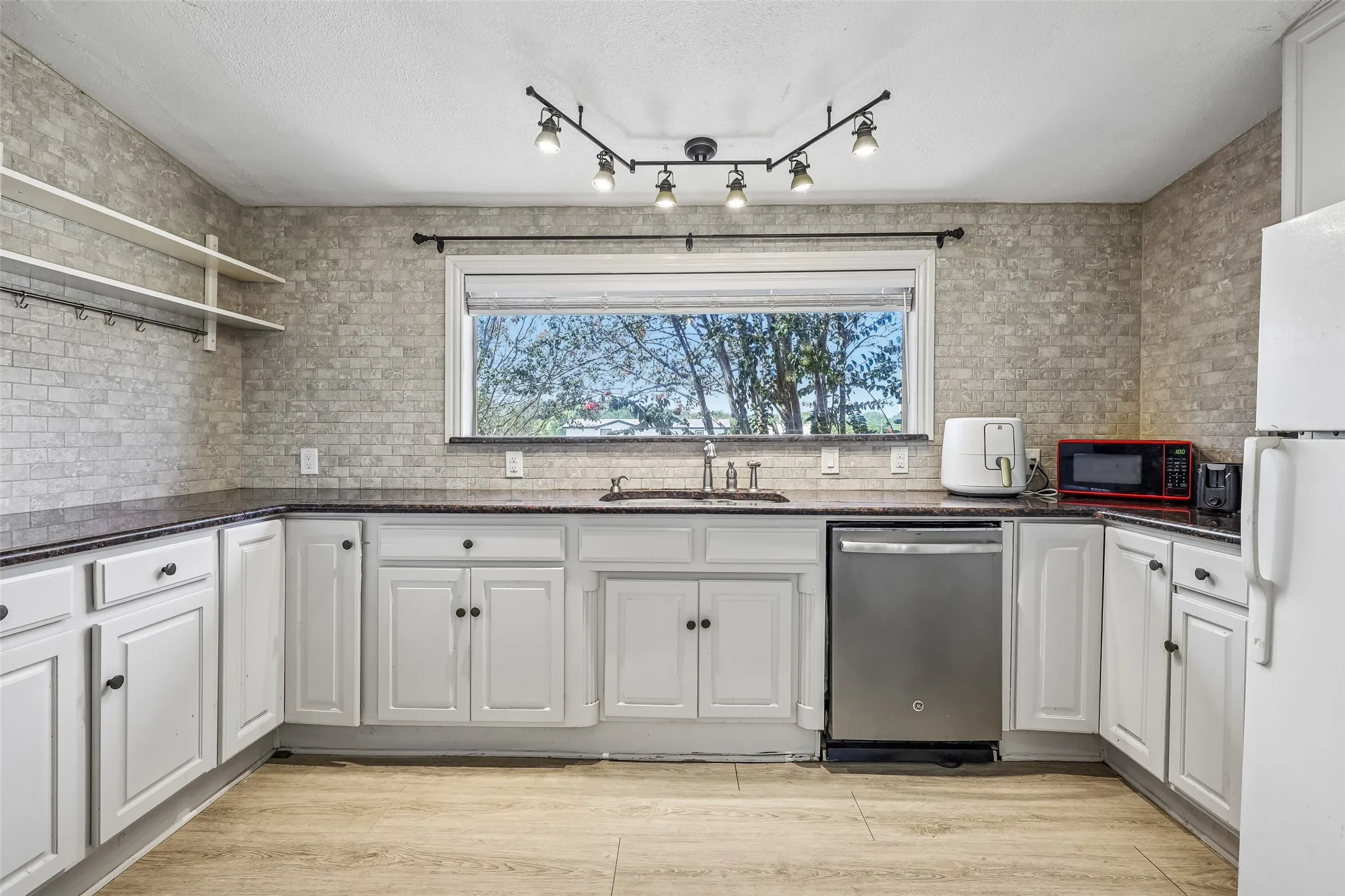 Mobile Home For Sale in Hunt County , 3393 Meadow Drive, Caddo Mills, Texas 75135, 4 Bedroom, 2 Bathroom, 1 Garage spaces, 2,728 Sqft, built in 1987, mls#21391831, Real Estate Agent in Caddo Mills, Homes For Sale in Hunt county, Homes For Sale in Caddo Mills, Realtor in Caddo Mills Texas, Real Estate Brokerage Independent Realty Texas, Luminita Cordes Realtor
