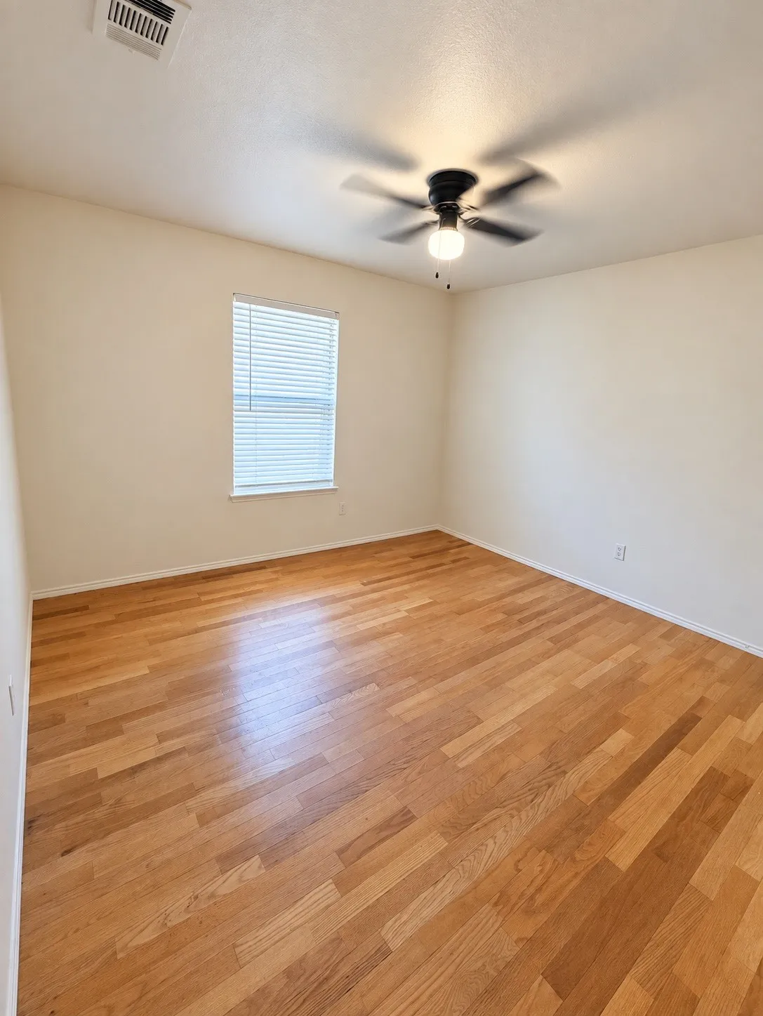 Single Family Residence For Sale in Tarrant County , 1314 Maple Terrace Drive, Mansfield, Texas 76063, 3 Bedroom, 4 Bathroom, 2 Garage spaces, 1,893 Sqft, built in 2004, mls#21395110, Real Estate Agent in Mansfield, Homes For Sale in Tarrant county, Homes For Sale in Mansfield, Realtor in Mansfield Texas, Real Estate Brokerage Independent Realty Texas, Luminita Cordes Realtor