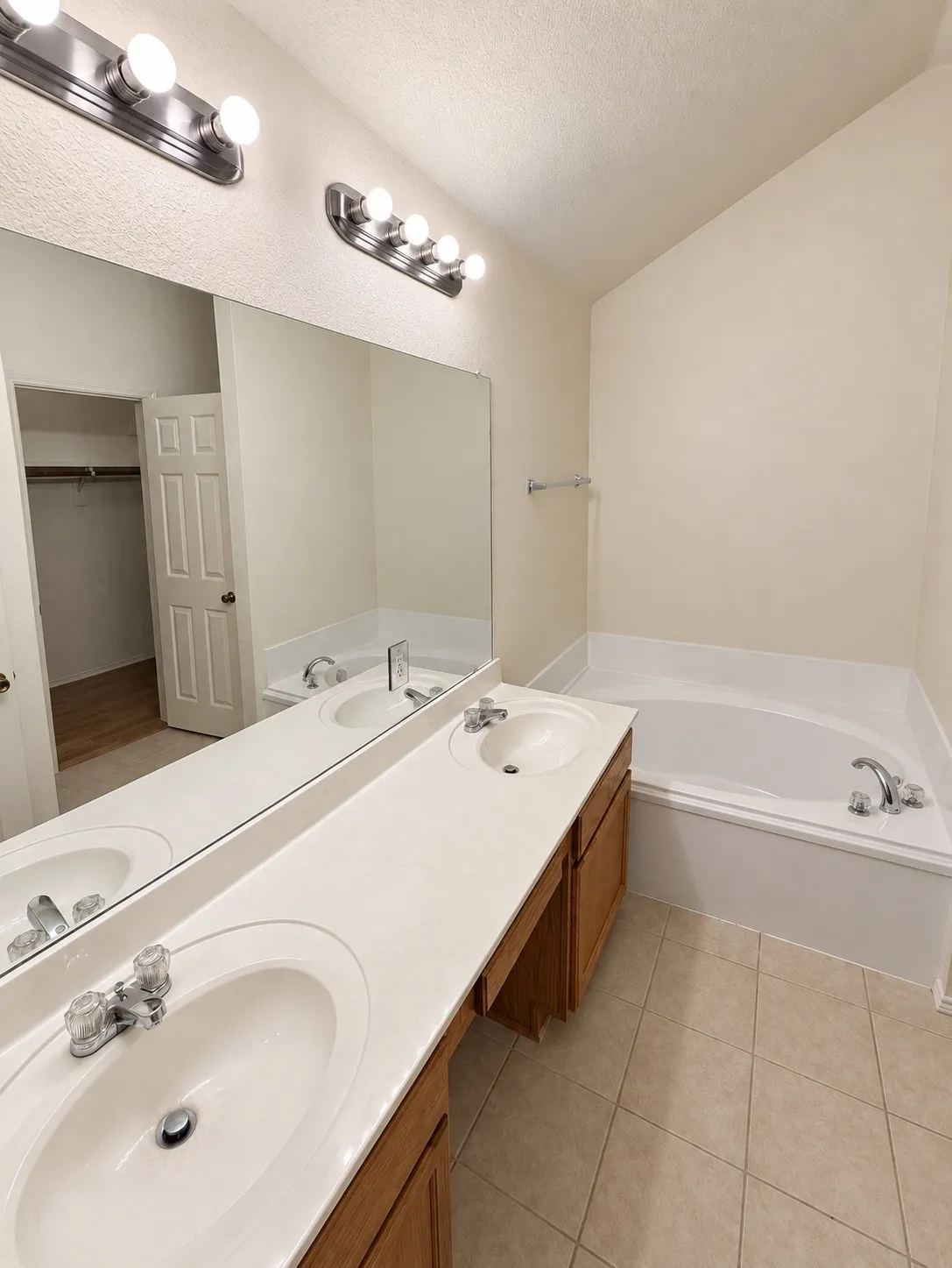 Single Family Residence For Sale in Tarrant County , 1314 Maple Terrace Drive, Mansfield, Texas 76063, 3 Bedroom, 4 Bathroom, 2 Garage spaces, 1,893 Sqft, built in 2004, mls#21395110, Real Estate Agent in Mansfield, Homes For Sale in Tarrant county, Homes For Sale in Mansfield, Realtor in Mansfield Texas, Real Estate Brokerage Independent Realty Texas, Luminita Cordes Realtor