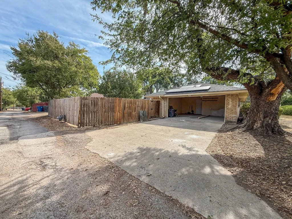 Single Family Residence For Sale in Dallas County , 2147 Oak Valley Lane, Dallas, Texas 75232, 3 Bedroom, 3 Bathroom, 2 Garage spaces, 2,162 Sqft, built in 1967, mls#21396227, Real Estate Agent in Dallas, Homes For Sale in Dallas county, Homes For Sale in Dallas, Realtor in Dallas Texas, Real Estate Brokerage Independent Realty Texas, Luminita Cordes Realtor