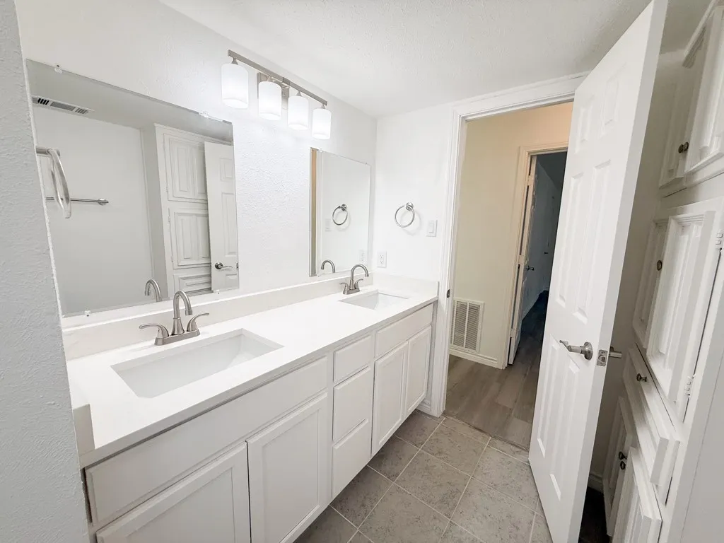 Single Family Residence For Sale in Dallas County , 2147 Oak Valley Lane, Dallas, Texas 75232, 3 Bedroom, 3 Bathroom, 2 Garage spaces, 2,162 Sqft, built in 1967, mls#21396227, Real Estate Agent in Dallas, Homes For Sale in Dallas county, Homes For Sale in Dallas, Realtor in Dallas Texas, Real Estate Brokerage Independent Realty Texas, Luminita Cordes Realtor