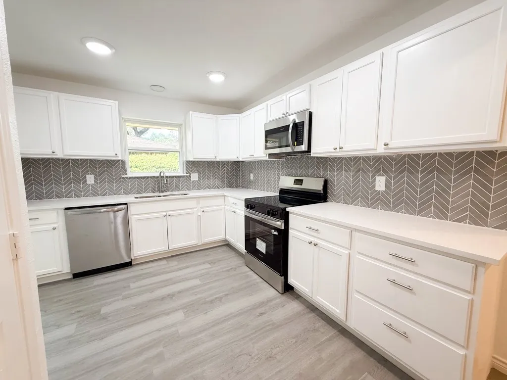 Single Family Residence For Sale in Dallas County , 2147 Oak Valley Lane, Dallas, Texas 75232, 3 Bedroom, 3 Bathroom, 2 Garage spaces, 2,162 Sqft, built in 1967, mls#21396227, Real Estate Agent in Dallas, Homes For Sale in Dallas county, Homes For Sale in Dallas, Realtor in Dallas Texas, Real Estate Brokerage Independent Realty Texas, Luminita Cordes Realtor