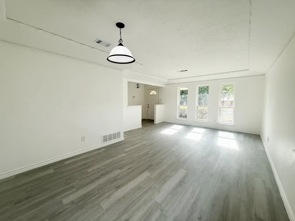 Single Family Residence For Sale in Dallas County , 2147 Oak Valley Lane, Dallas, Texas 75232, 3 Bedroom, 3 Bathroom, 2 Garage spaces, 2,162 Sqft, built in 1967, mls#21396227, Real Estate Agent in Dallas, Homes For Sale in Dallas county, Homes For Sale in Dallas, Realtor in Dallas Texas, Real Estate Brokerage Independent Realty Texas, Luminita Cordes Realtor