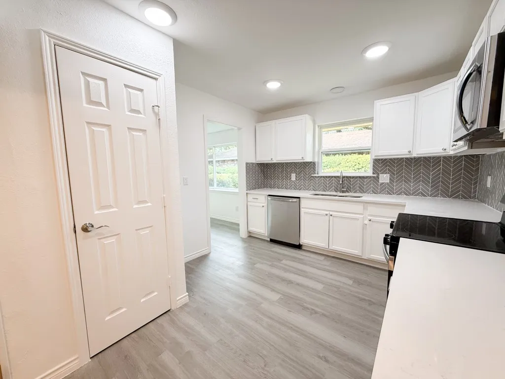 Single Family Residence For Sale in Dallas County , 2147 Oak Valley Lane, Dallas, Texas 75232, 3 Bedroom, 3 Bathroom, 2 Garage spaces, 2,162 Sqft, built in 1967, mls#21396227, Real Estate Agent in Dallas, Homes For Sale in Dallas county, Homes For Sale in Dallas, Realtor in Dallas Texas, Real Estate Brokerage Independent Realty Texas, Luminita Cordes Realtor