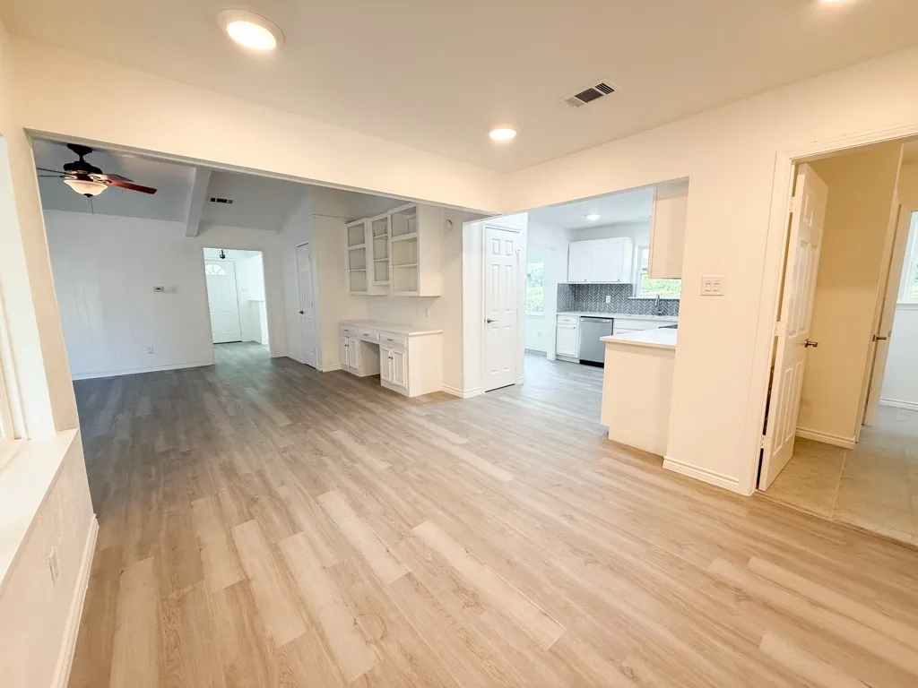 Single Family Residence For Sale in Dallas County , 2147 Oak Valley Lane, Dallas, Texas 75232, 3 Bedroom, 3 Bathroom, 2 Garage spaces, 2,162 Sqft, built in 1967, mls#21396227, Real Estate Agent in Dallas, Homes For Sale in Dallas county, Homes For Sale in Dallas, Realtor in Dallas Texas, Real Estate Brokerage Independent Realty Texas, Luminita Cordes Realtor