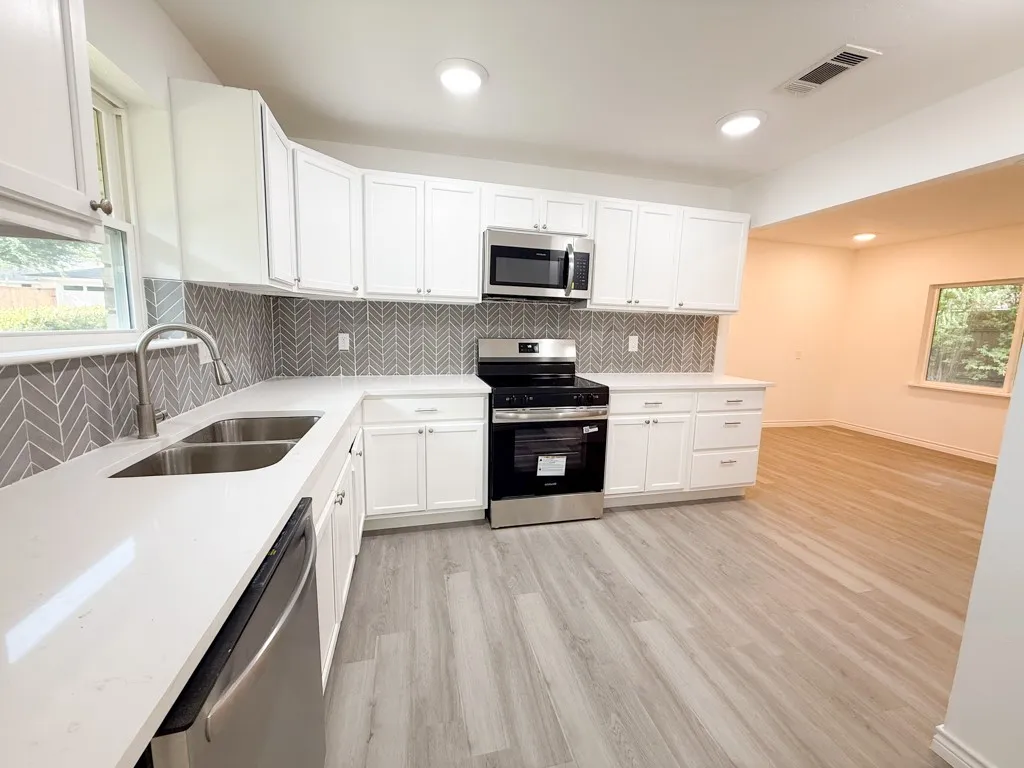 Single Family Residence For Sale in Dallas County , 2147 Oak Valley Lane, Dallas, Texas 75232, 3 Bedroom, 3 Bathroom, 2 Garage spaces, 2,162 Sqft, built in 1967, mls#21396227, Real Estate Agent in Dallas, Homes For Sale in Dallas county, Homes For Sale in Dallas, Realtor in Dallas Texas, Real Estate Brokerage Independent Realty Texas, Luminita Cordes Realtor