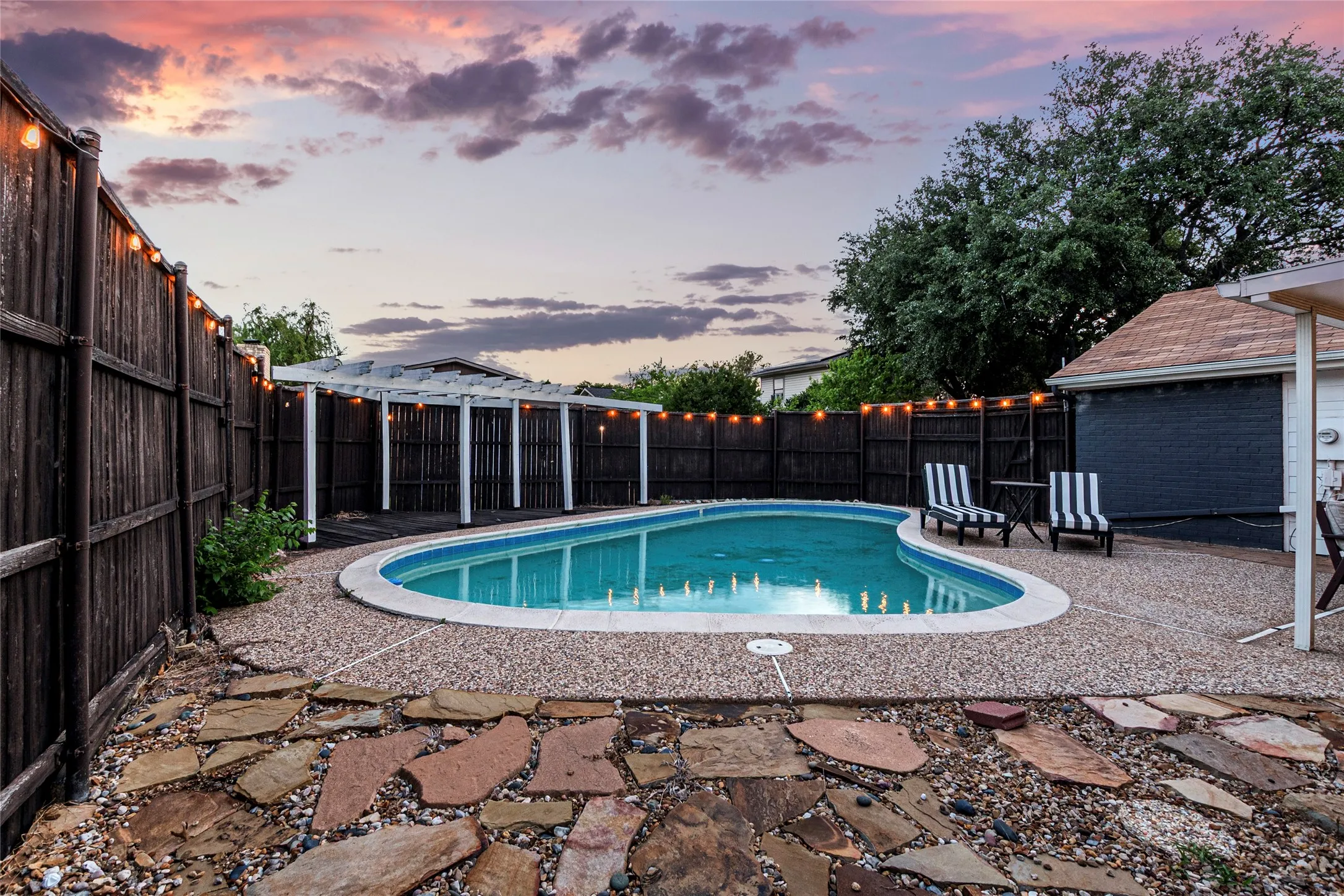 Single Family Residence For Sale in Denton County , 4513 Hale Street, The Colony, Texas 75056, 3 Bedroom, 2 Bathroom, 2 Garage spaces, 1,720 Sqft, built in 1982, mls#21394738, Real Estate Agent in The Colony, Homes For Sale in Denton county, Homes For Sale in The Colony, Realtor in The Colony Texas, Real Estate Brokerage Independent Realty Texas, Luminita Cordes Realtor
