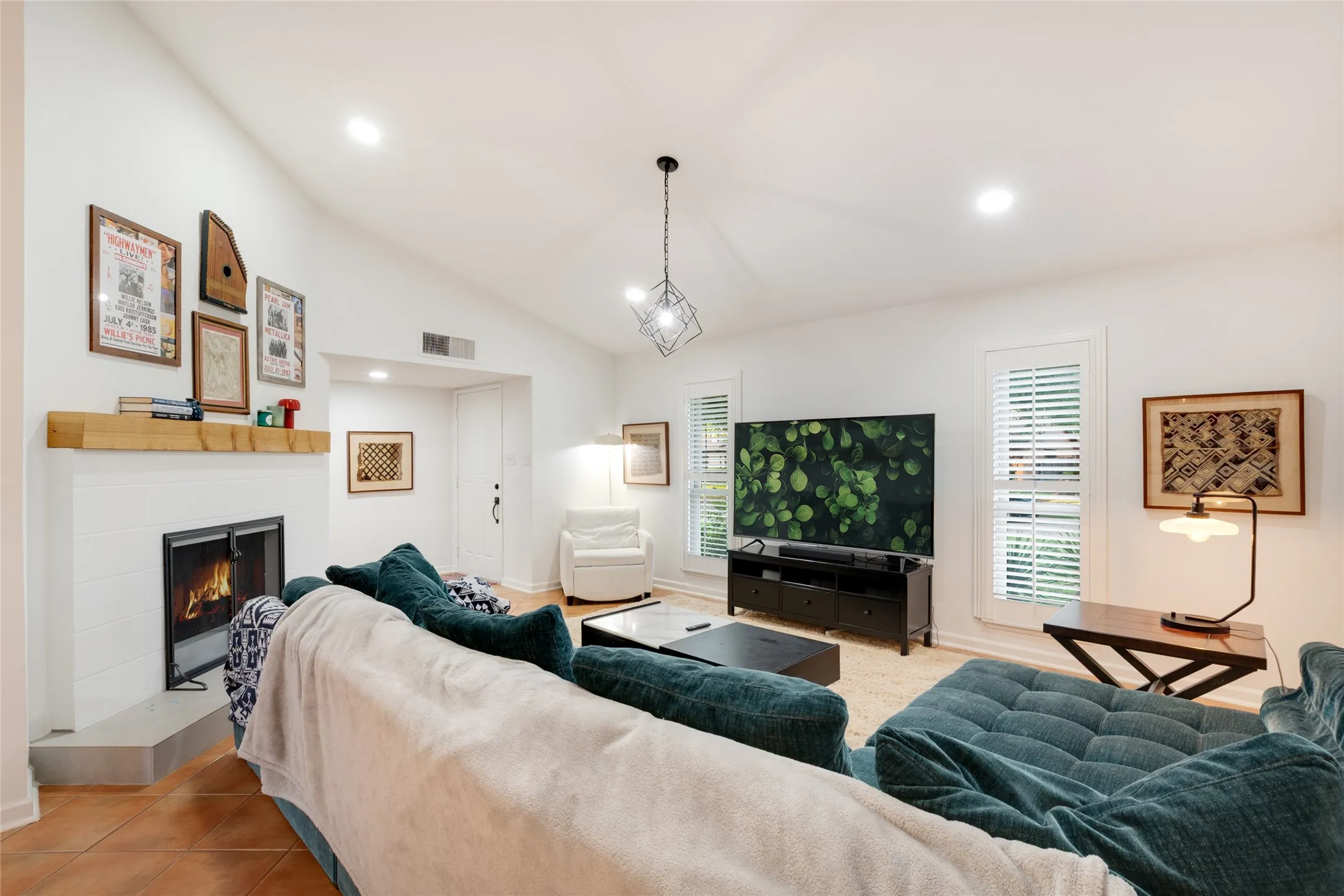 Single Family Residence For Sale in Denton County , 4513 Hale Street, The Colony, Texas 75056, 3 Bedroom, 2 Bathroom, 2 Garage spaces, 1,720 Sqft, built in 1982, mls#21394738, Real Estate Agent in The Colony, Homes For Sale in Denton county, Homes For Sale in The Colony, Realtor in The Colony Texas, Real Estate Brokerage Independent Realty Texas, Luminita Cordes Realtor