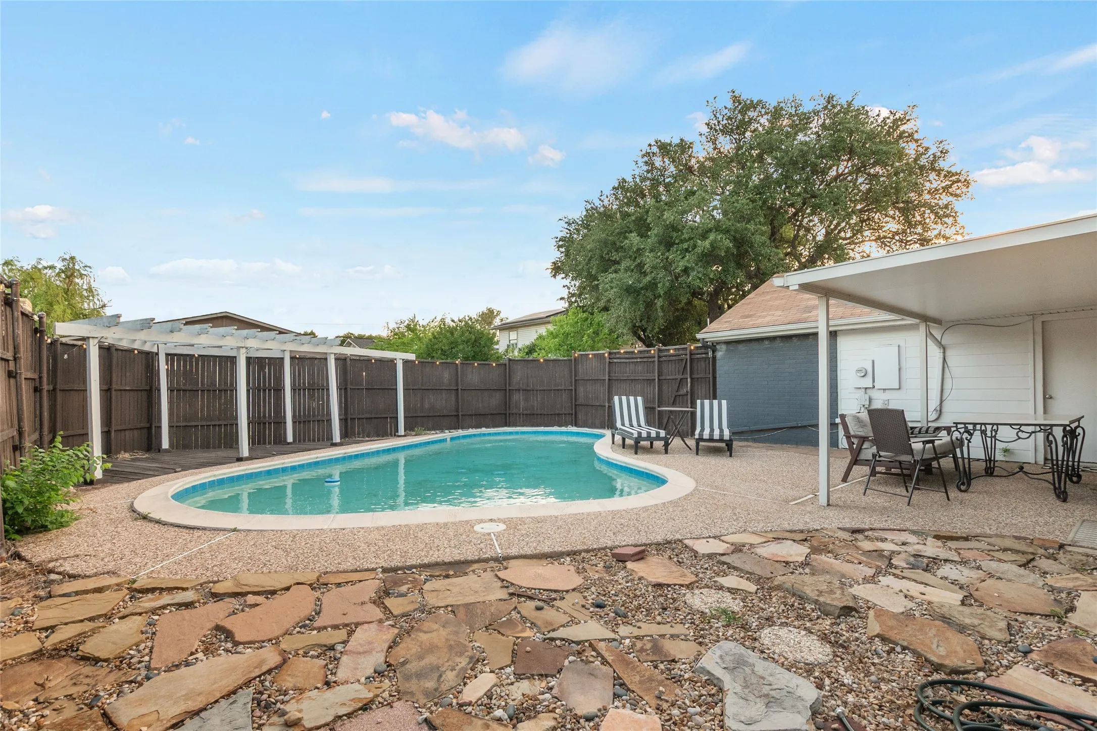 Single Family Residence For Sale in Denton County , 4513 Hale Street, The Colony, Texas 75056, 3 Bedroom, 2 Bathroom, 2 Garage spaces, 1,720 Sqft, built in 1982, mls#21394738, Real Estate Agent in The Colony, Homes For Sale in Denton county, Homes For Sale in The Colony, Realtor in The Colony Texas, Real Estate Brokerage Independent Realty Texas, Luminita Cordes Realtor