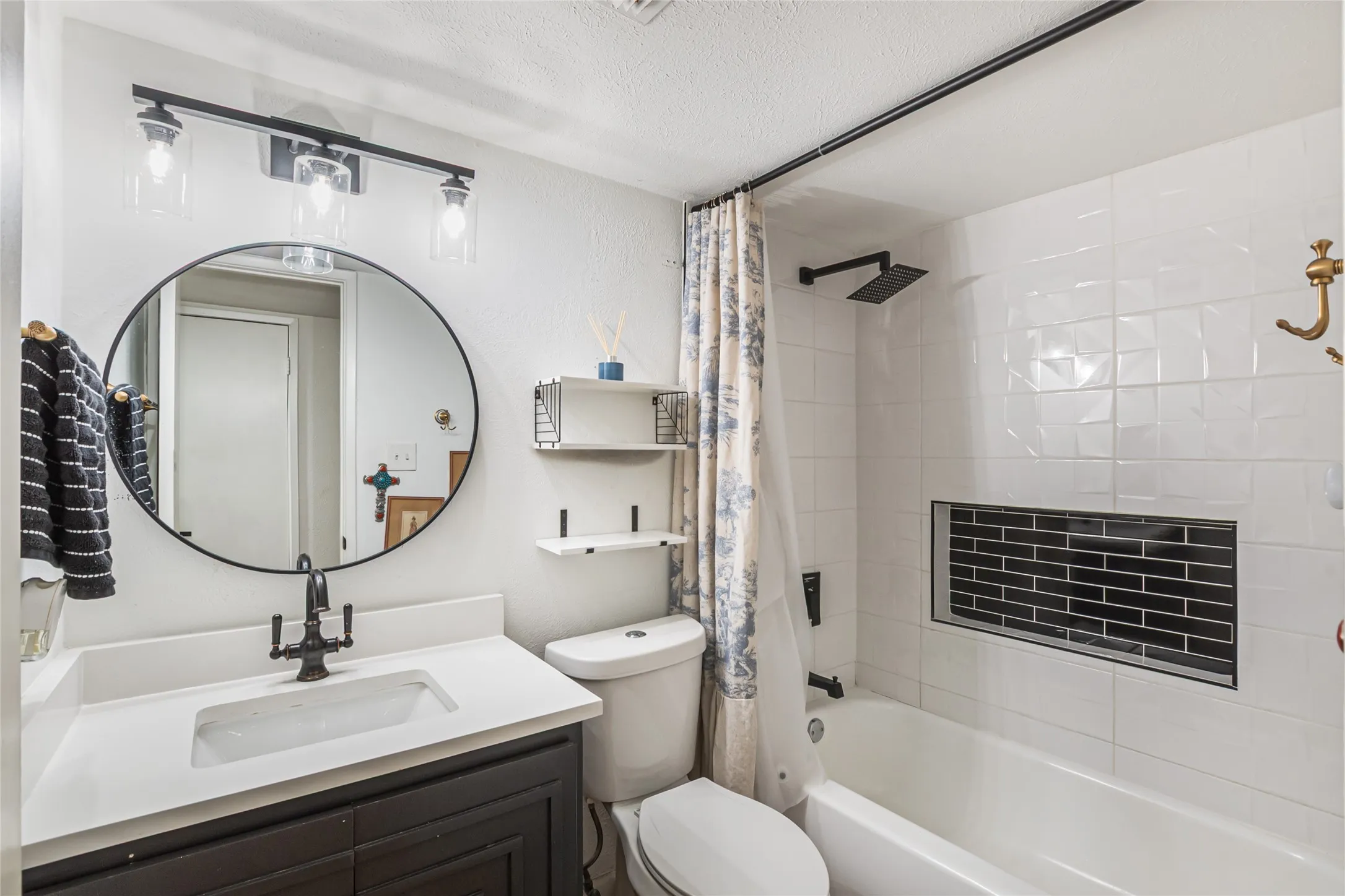 Single Family Residence For Sale in Denton County , 4513 Hale Street, The Colony, Texas 75056, 3 Bedroom, 2 Bathroom, 2 Garage spaces, 1,720 Sqft, built in 1982, mls#21394738, Real Estate Agent in The Colony, Homes For Sale in Denton county, Homes For Sale in The Colony, Realtor in The Colony Texas, Real Estate Brokerage Independent Realty Texas, Luminita Cordes Realtor